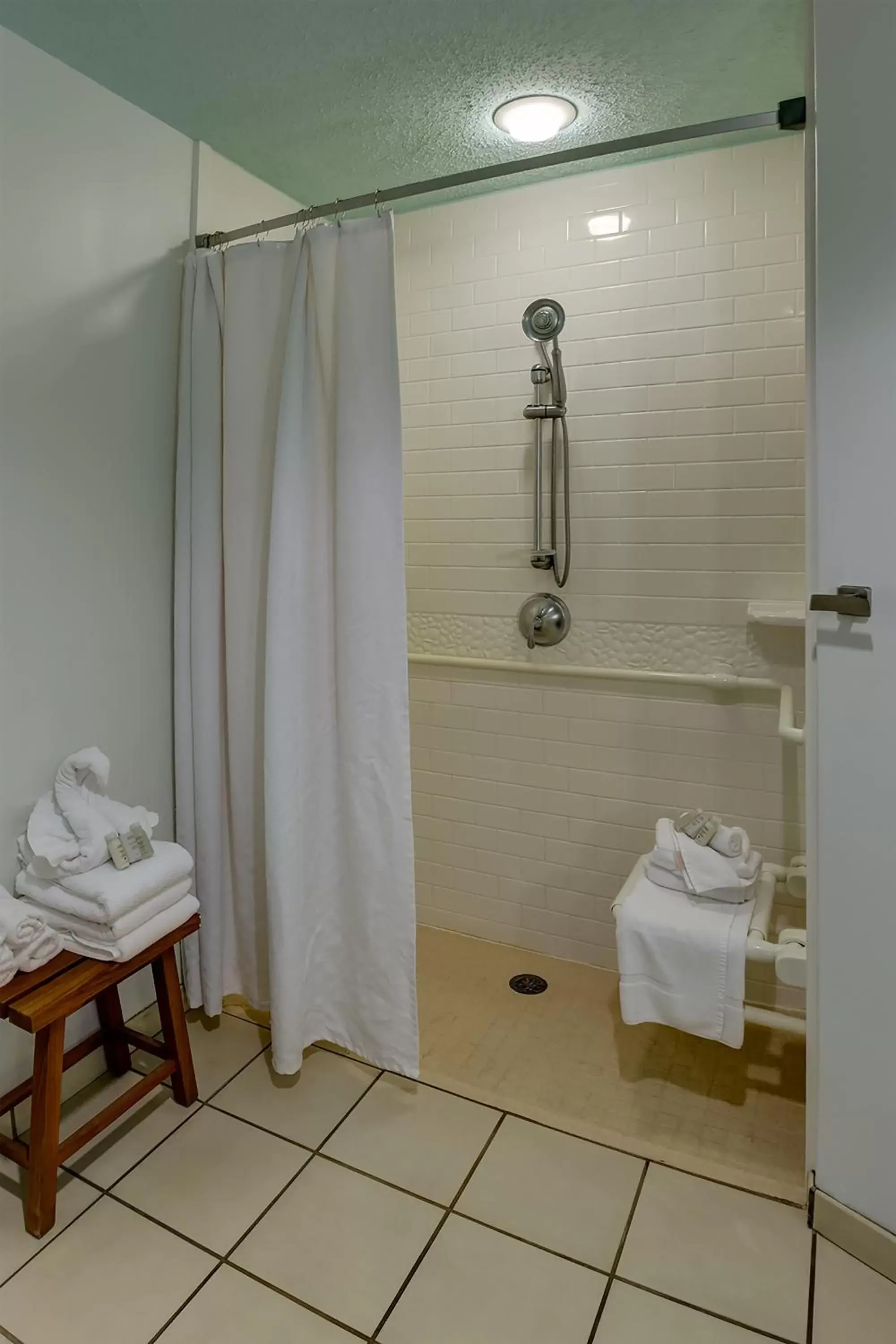 Shower, Bathroom in Hotel Indigo Columbus Architectural Center, an IHG Hotel