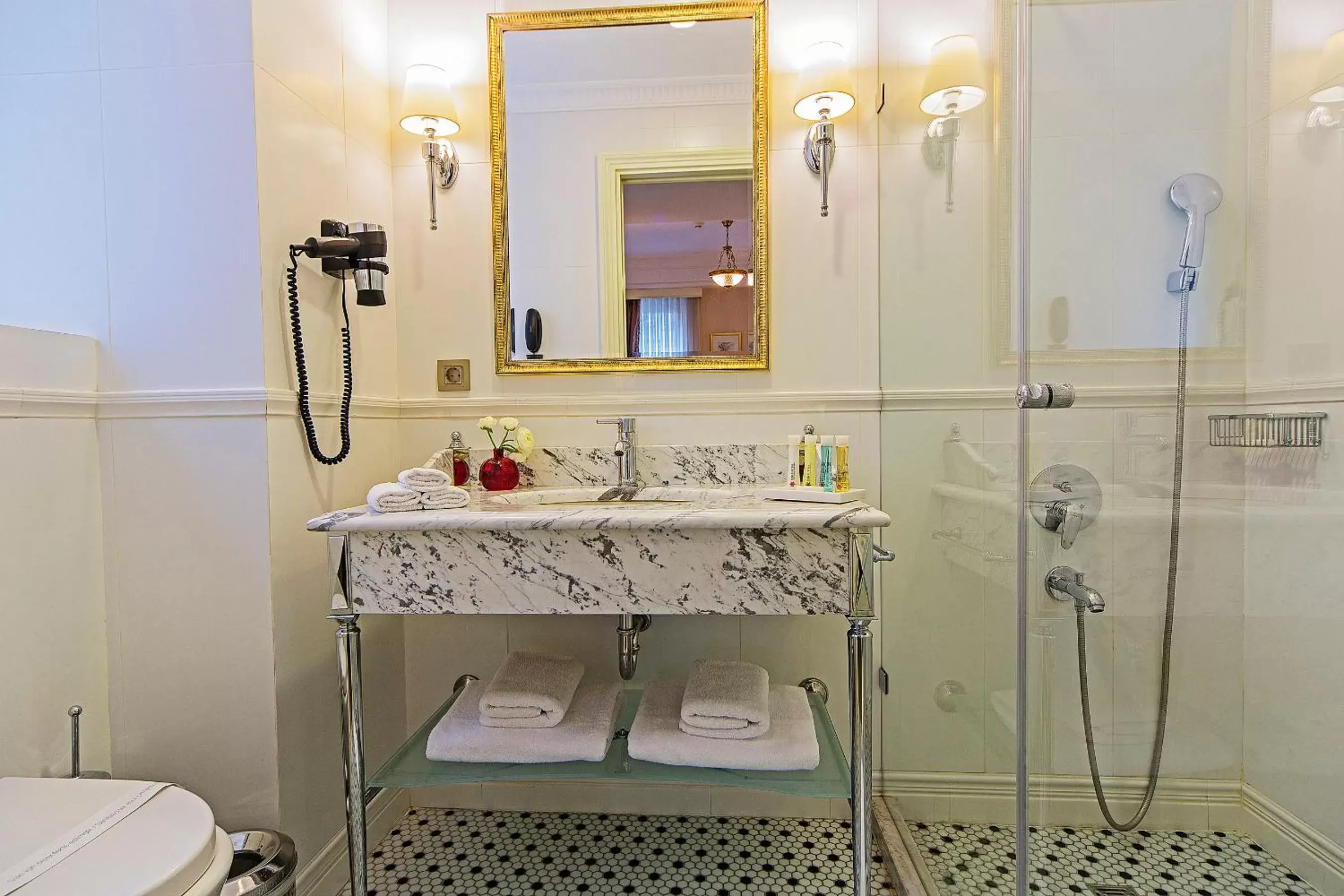 Bathroom in Meroddi Bagdatliyan Hotel