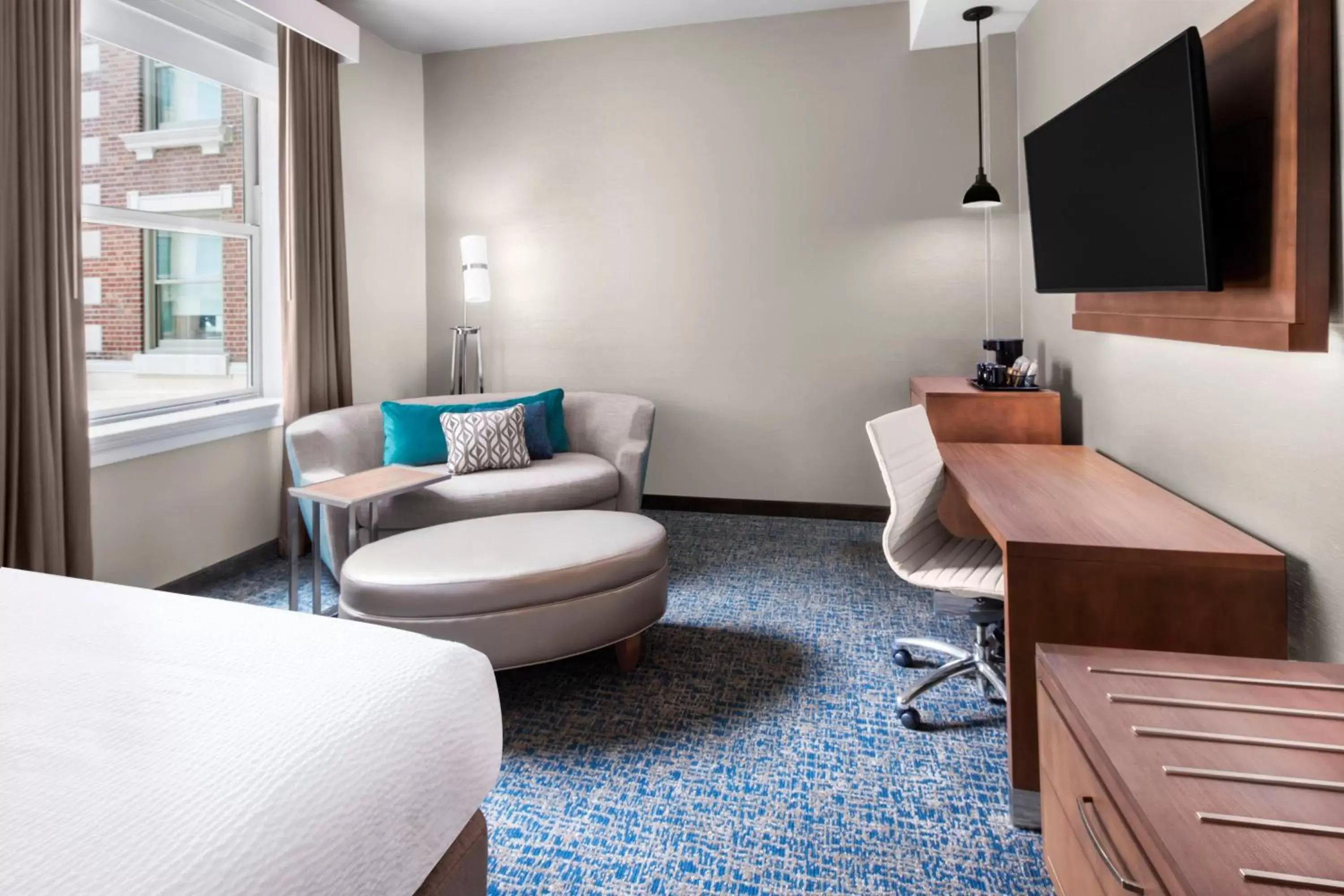 Photo of the whole room, Seating Area in Courtyard by Marriott Cape Girardeau Downtown