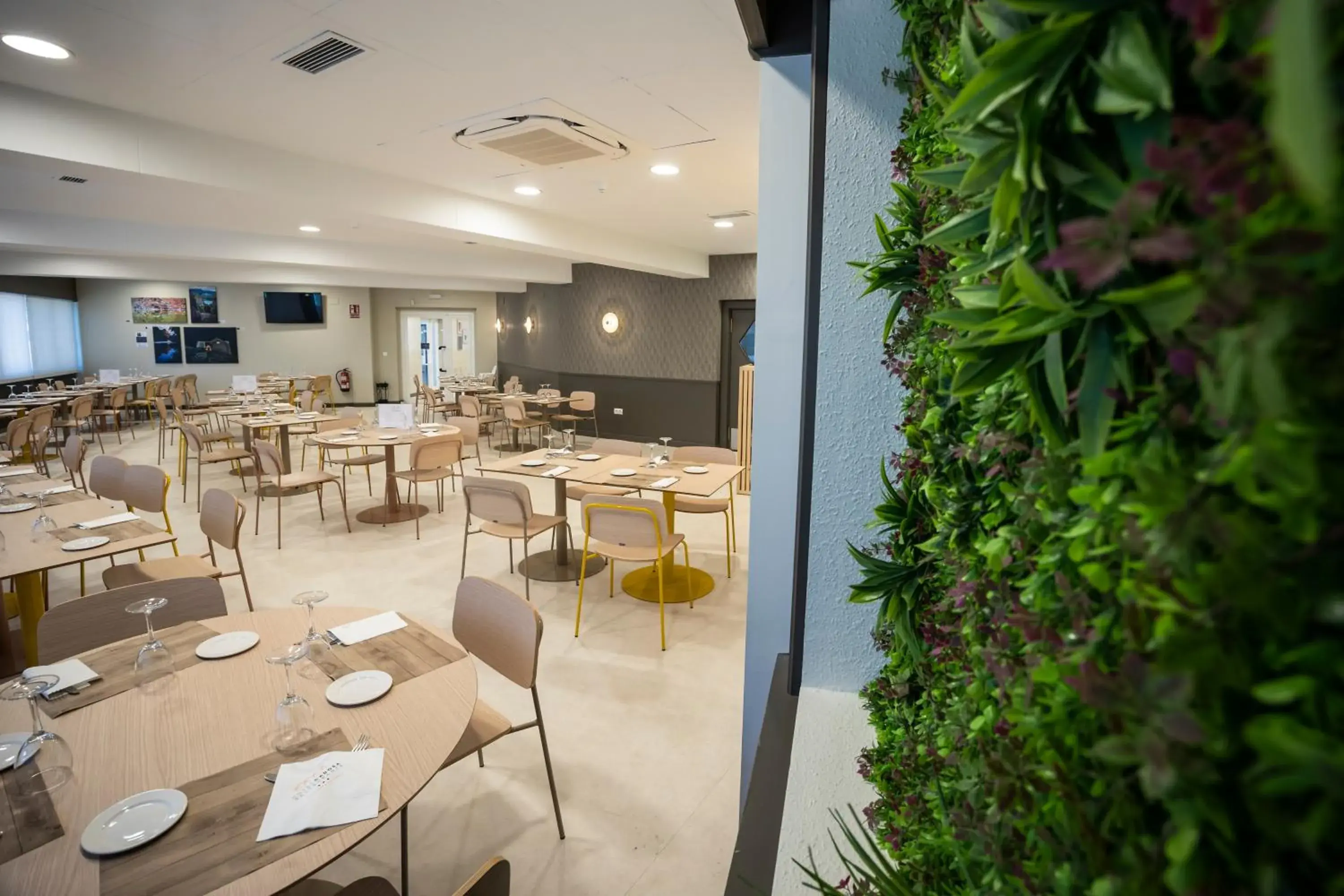 Restaurant/Places to Eat in Hotel Restaurante Cadosa
