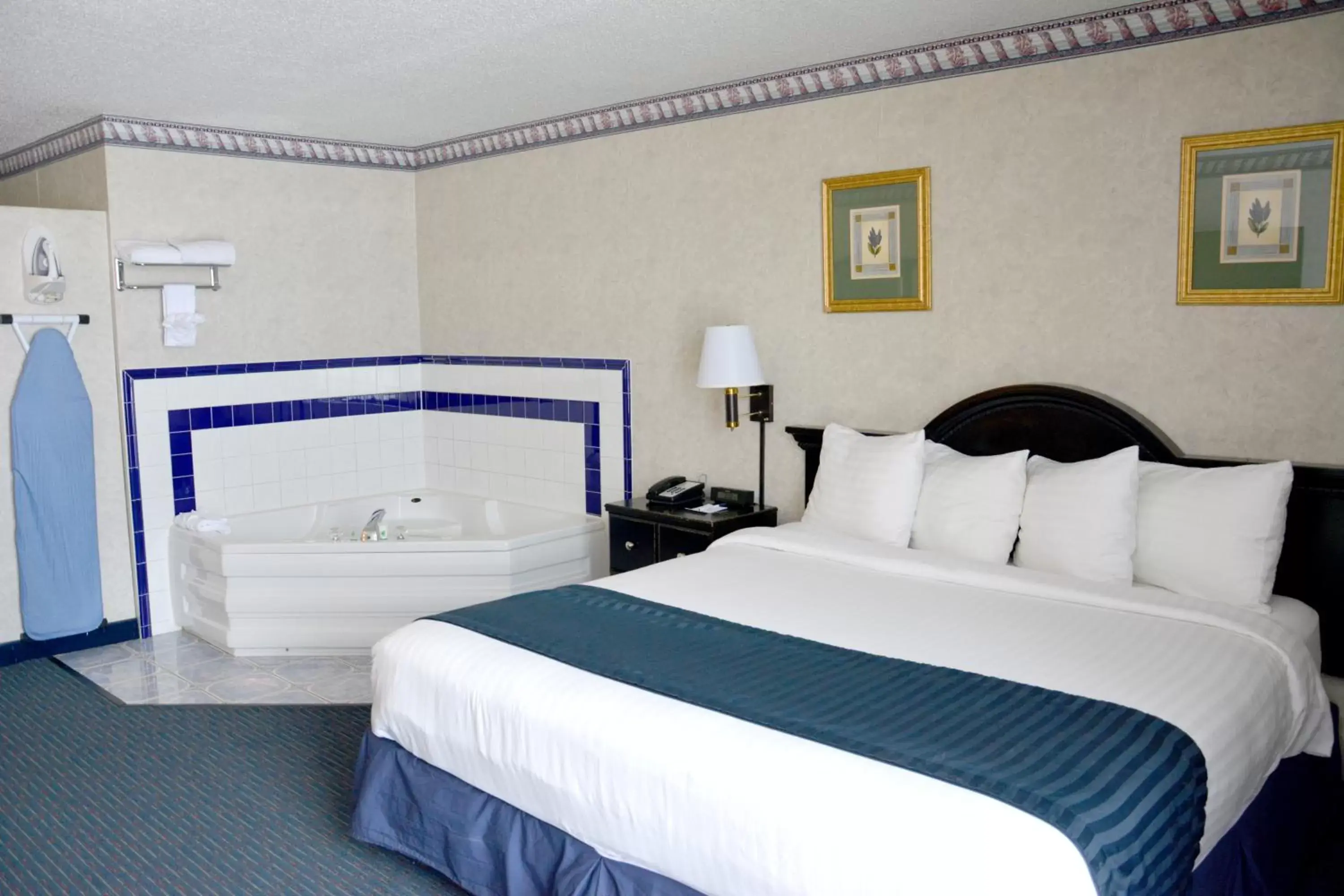Photo of the whole room, Bed in Travelodge by Wyndham Milwaukee