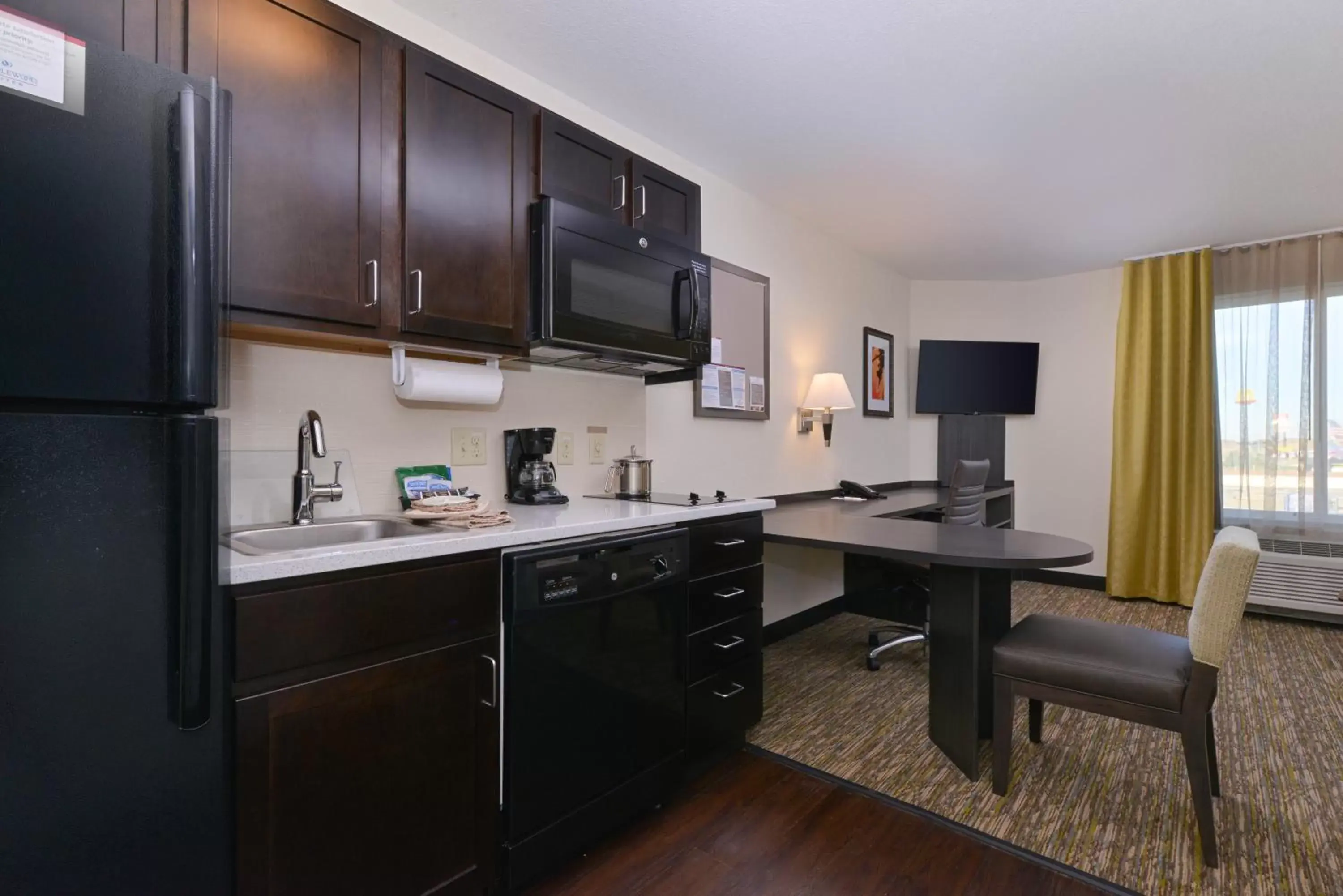 Photo of the whole room, Kitchen/Kitchenette in Candlewood Suites Casper, an IHG Hotel
