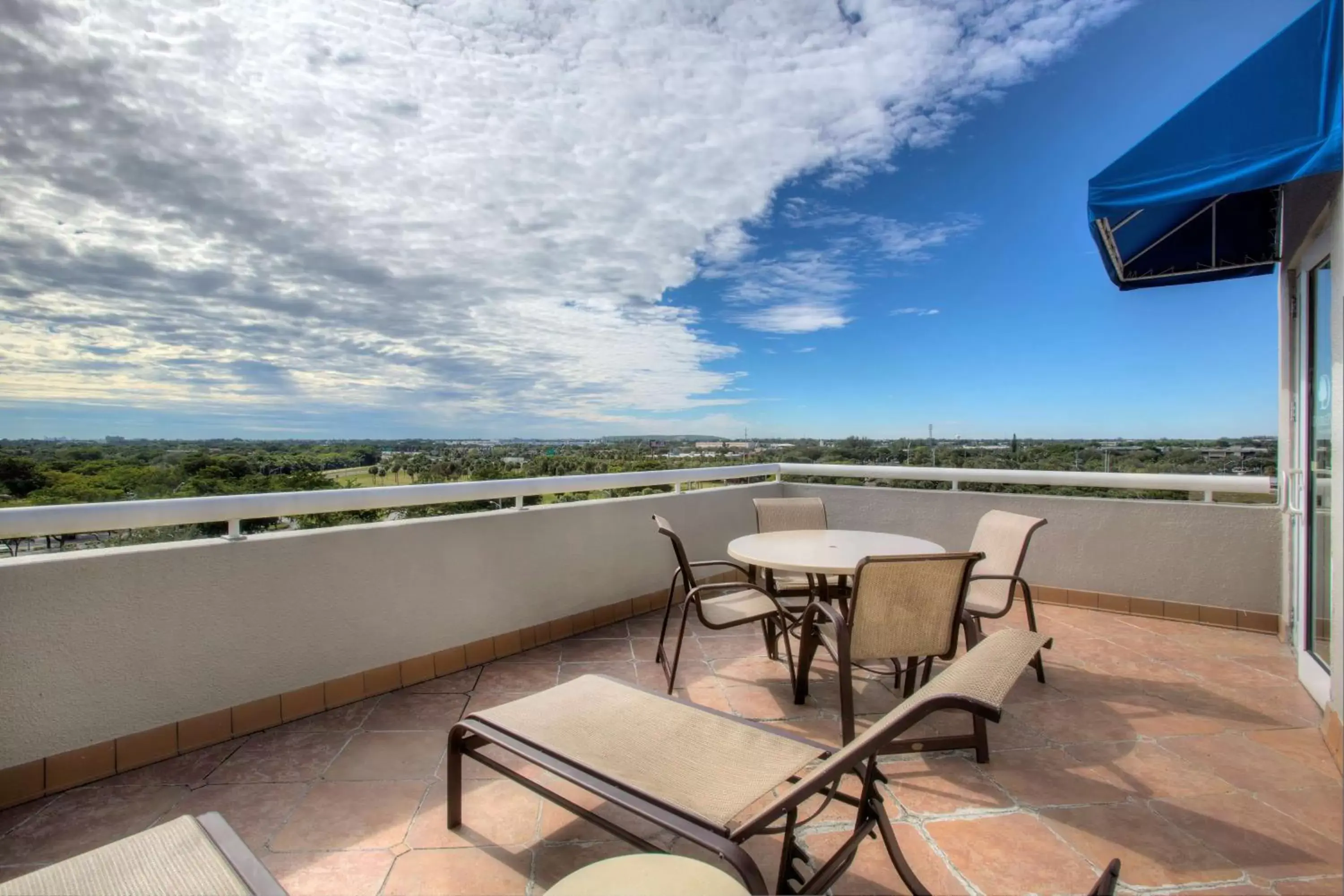 Living room, Balcony/Terrace in DoubleTree by Hilton Hotel Deerfield Beach - Boca Raton