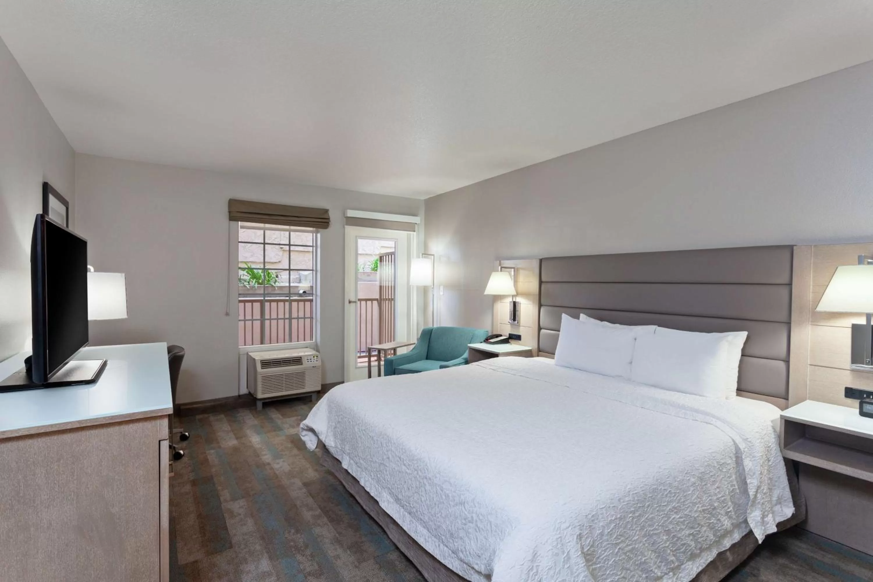 Bedroom, Bed in Hampton Inn & Suites Hermosa Beach