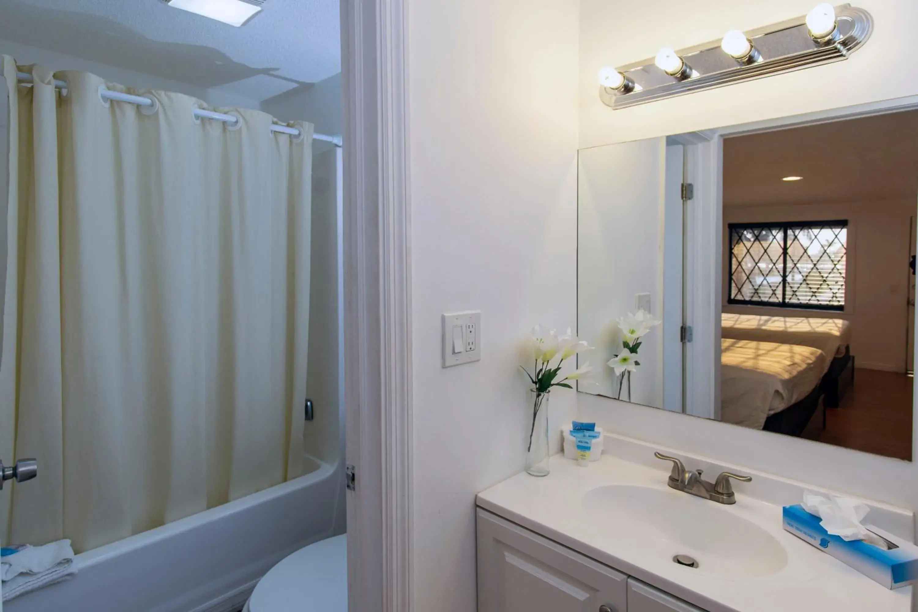 Toilet, Bathroom in Spinnaker Inn of Naples