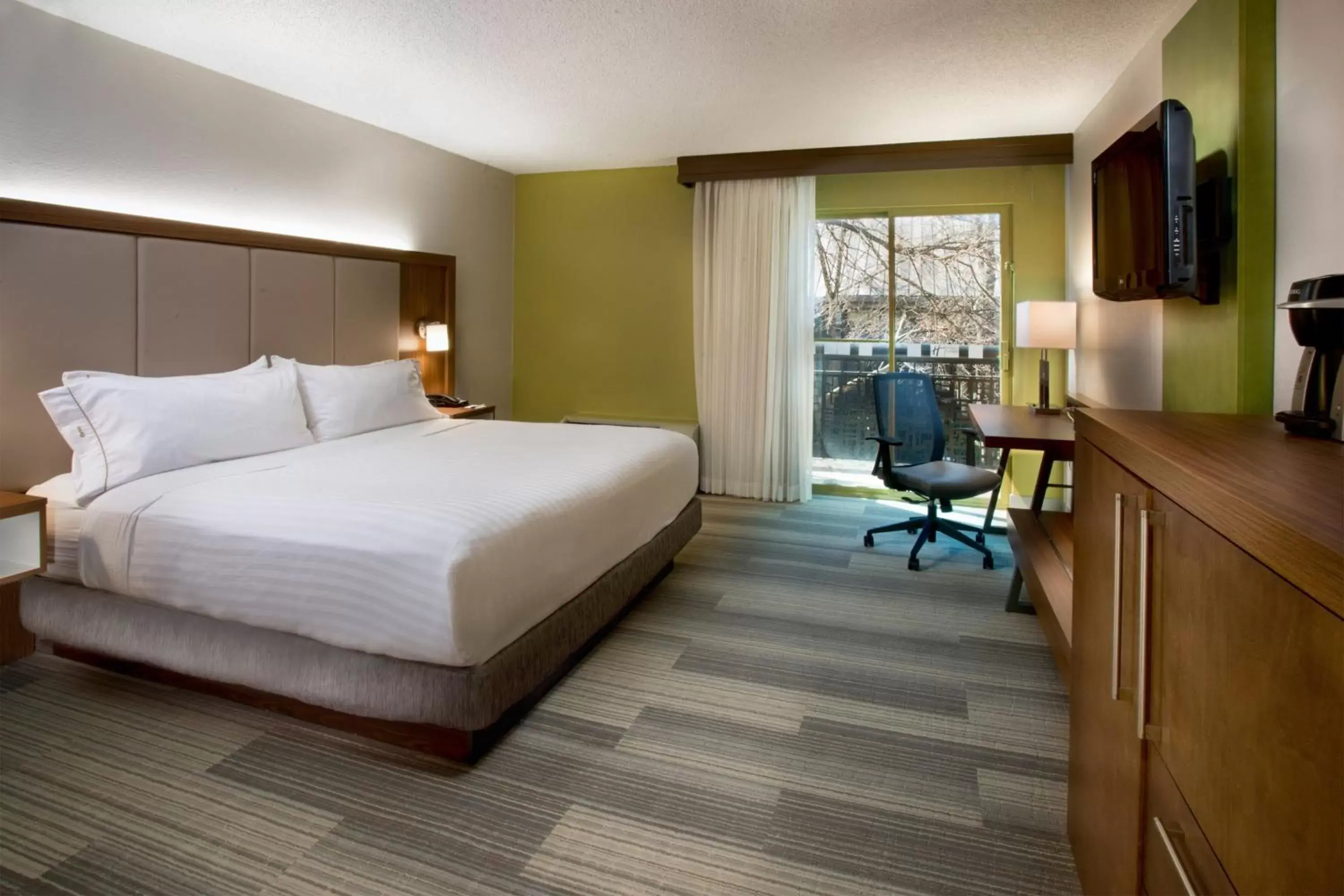 Photo of the whole room, Bed in Holiday Inn Express Nashville Airport, an IHG Hotel