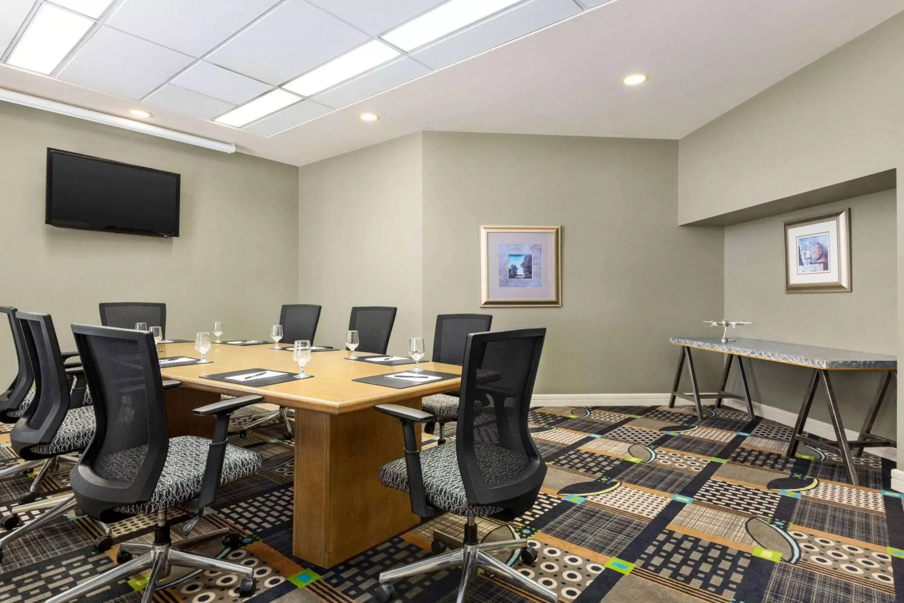 Meeting/conference room in Royal Hotel Edmonton Airport Trademark Collection By Wyndham