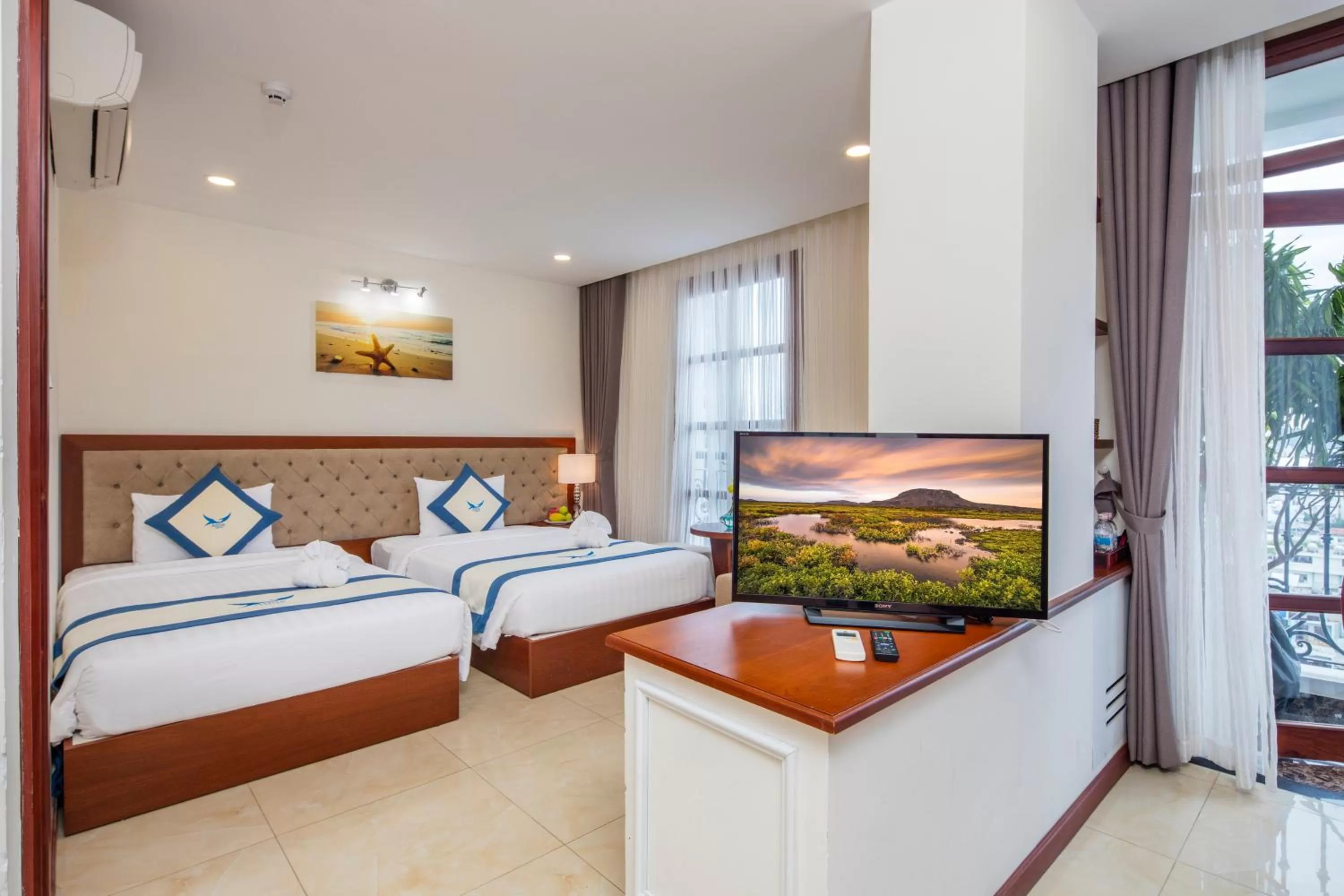 Communal lounge/ TV room, Bed in Apus Hotel
