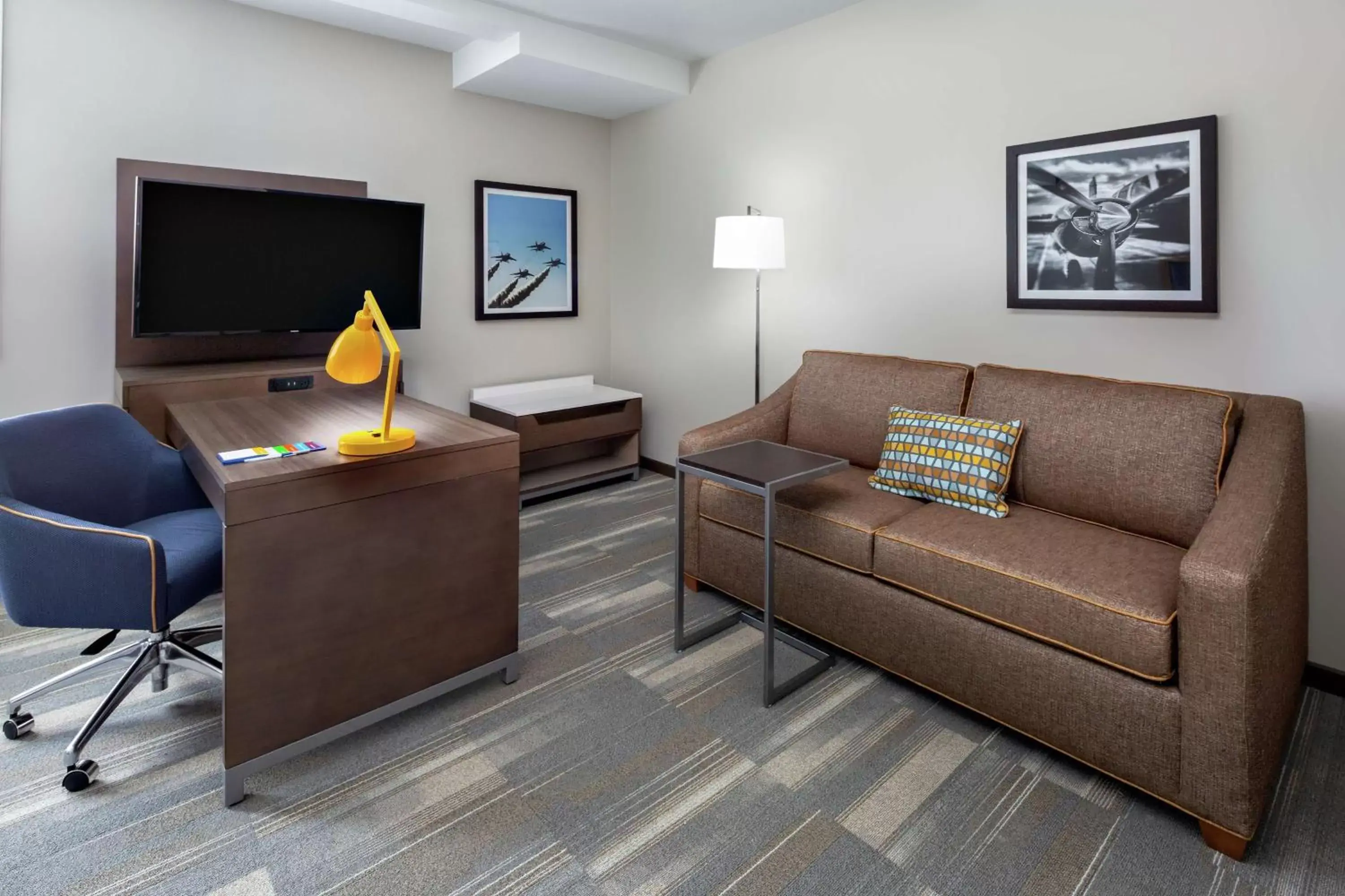 Bedroom, Seating Area in Hampton Inn & Suites San Diego Airport Liberty Station