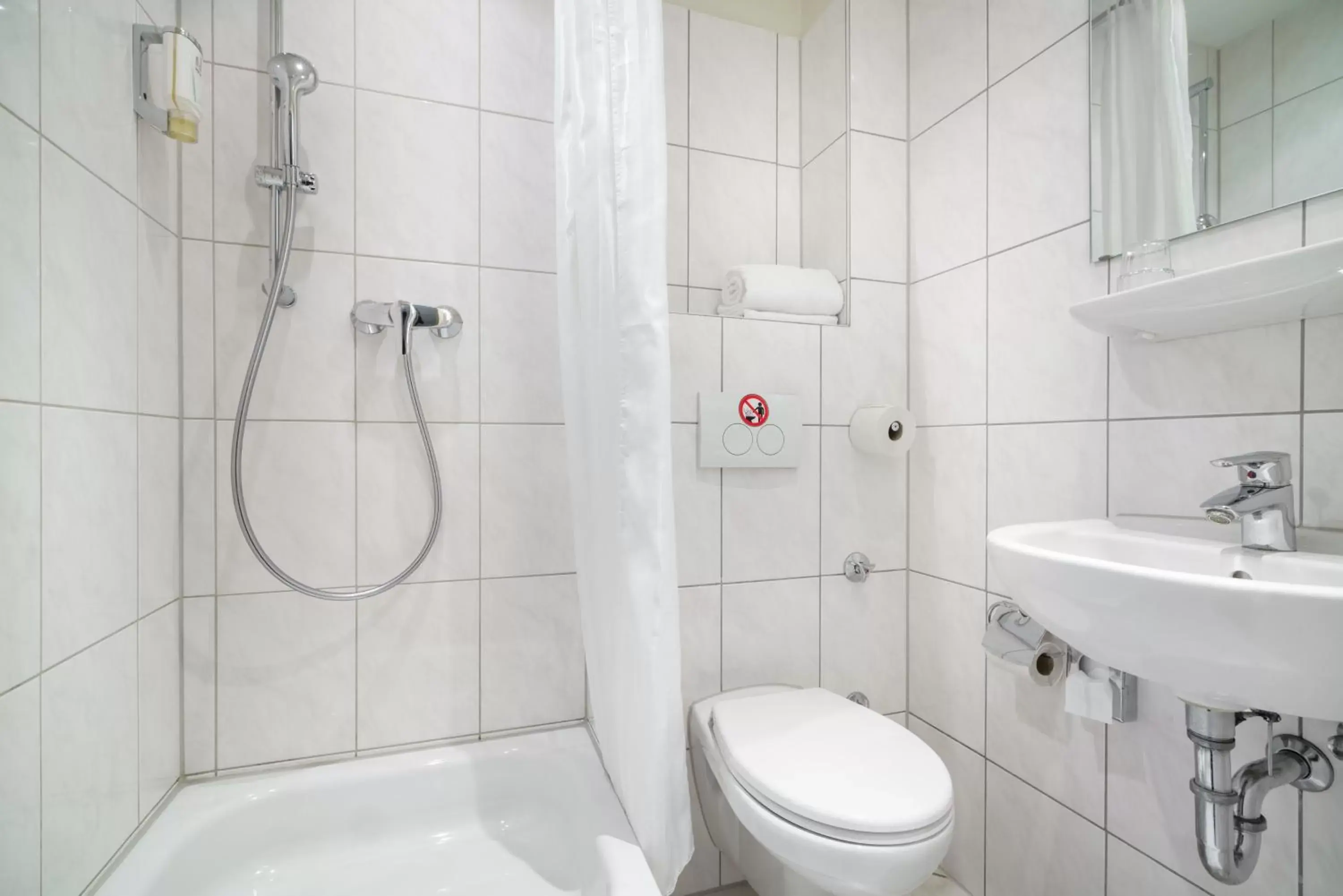 Shower, Bathroom in Novum Hotel Continental Hamburg Hauptbahnhof