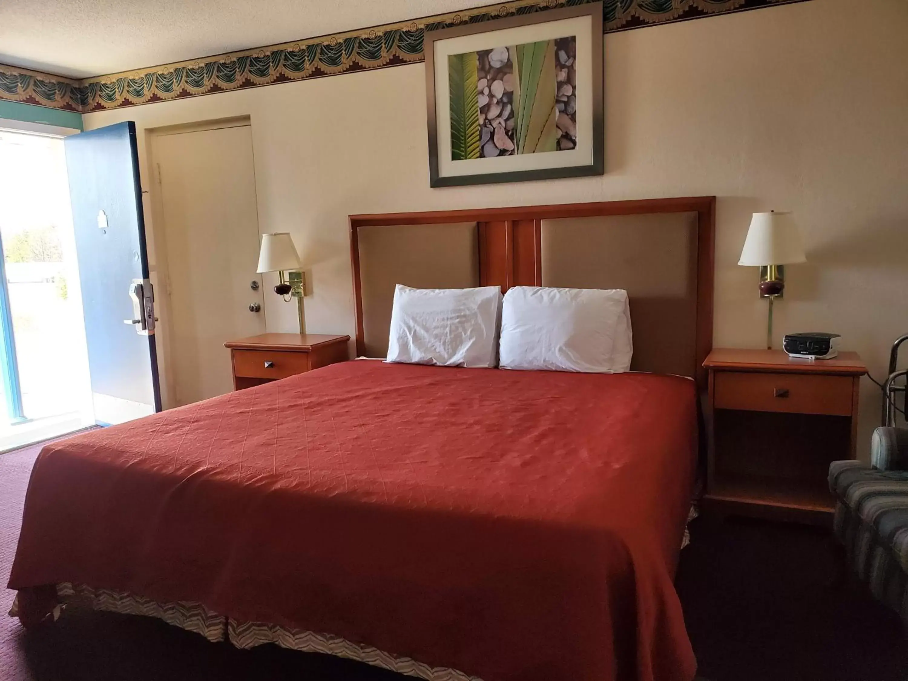 Bed in Americas Best Value Inn Wildersville