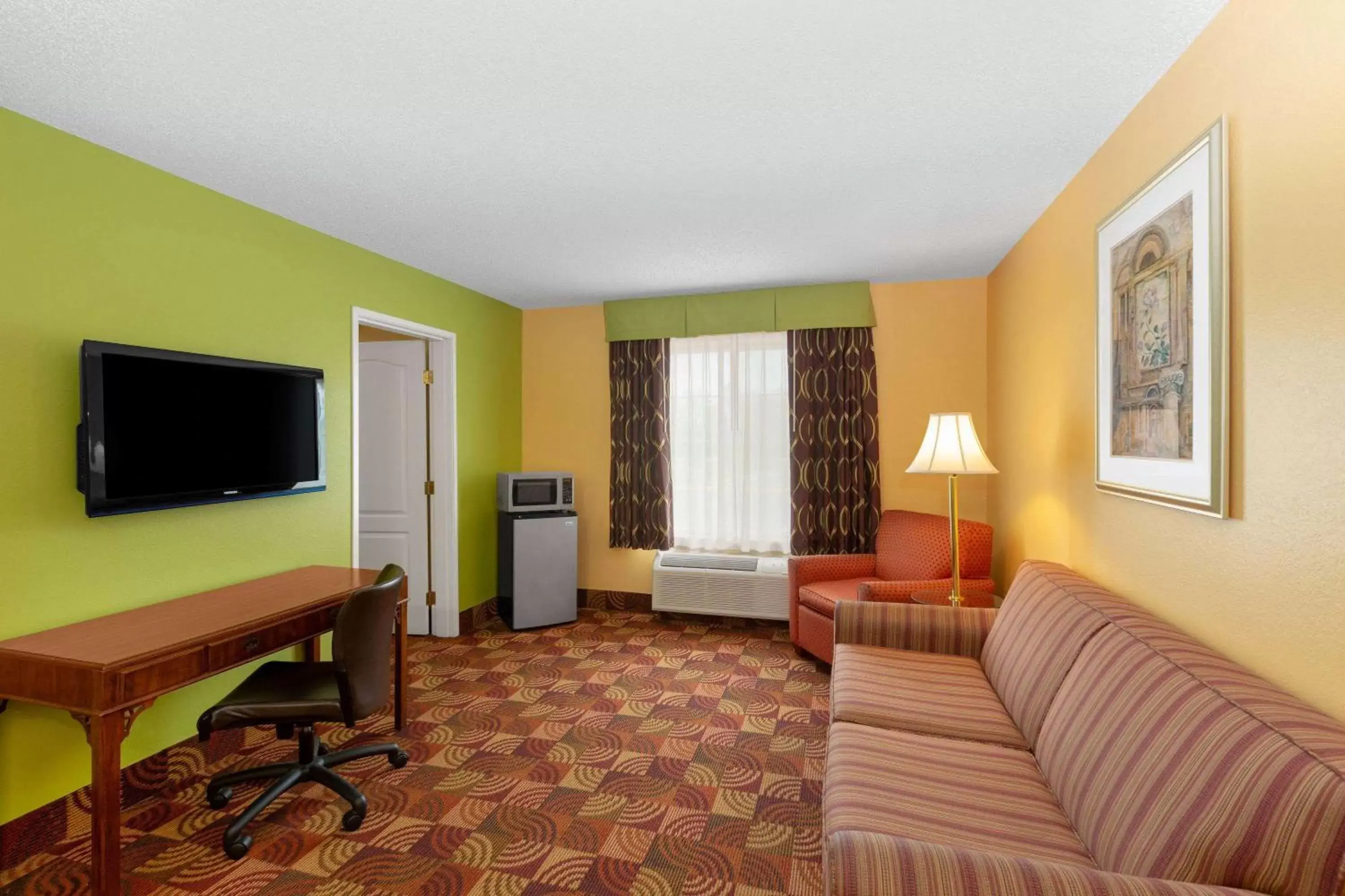 Bed, Seating Area in Super 8 by Wyndham Lake of the Ozarks