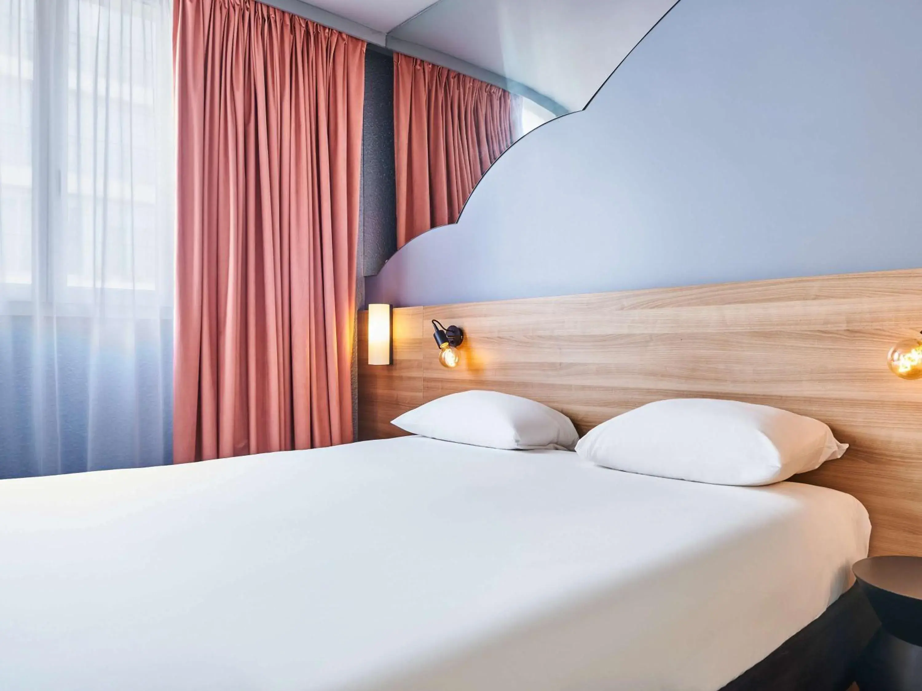 Bedroom, Bed in ibis Styles Paris Alesia Montparnasse