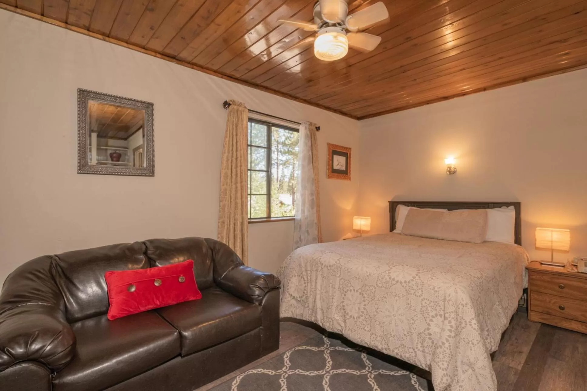 Photo of the whole room, Bed in Black Forest Lodge