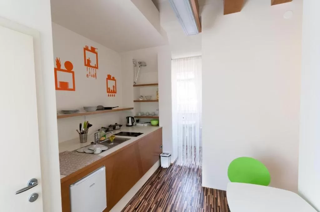 Kitchen or kitchenette in CUBE central rooms for 2