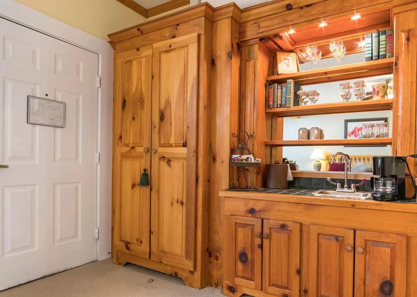 Coffee/tea facilities in Highland Lake Inn & Resort - Flat Rock