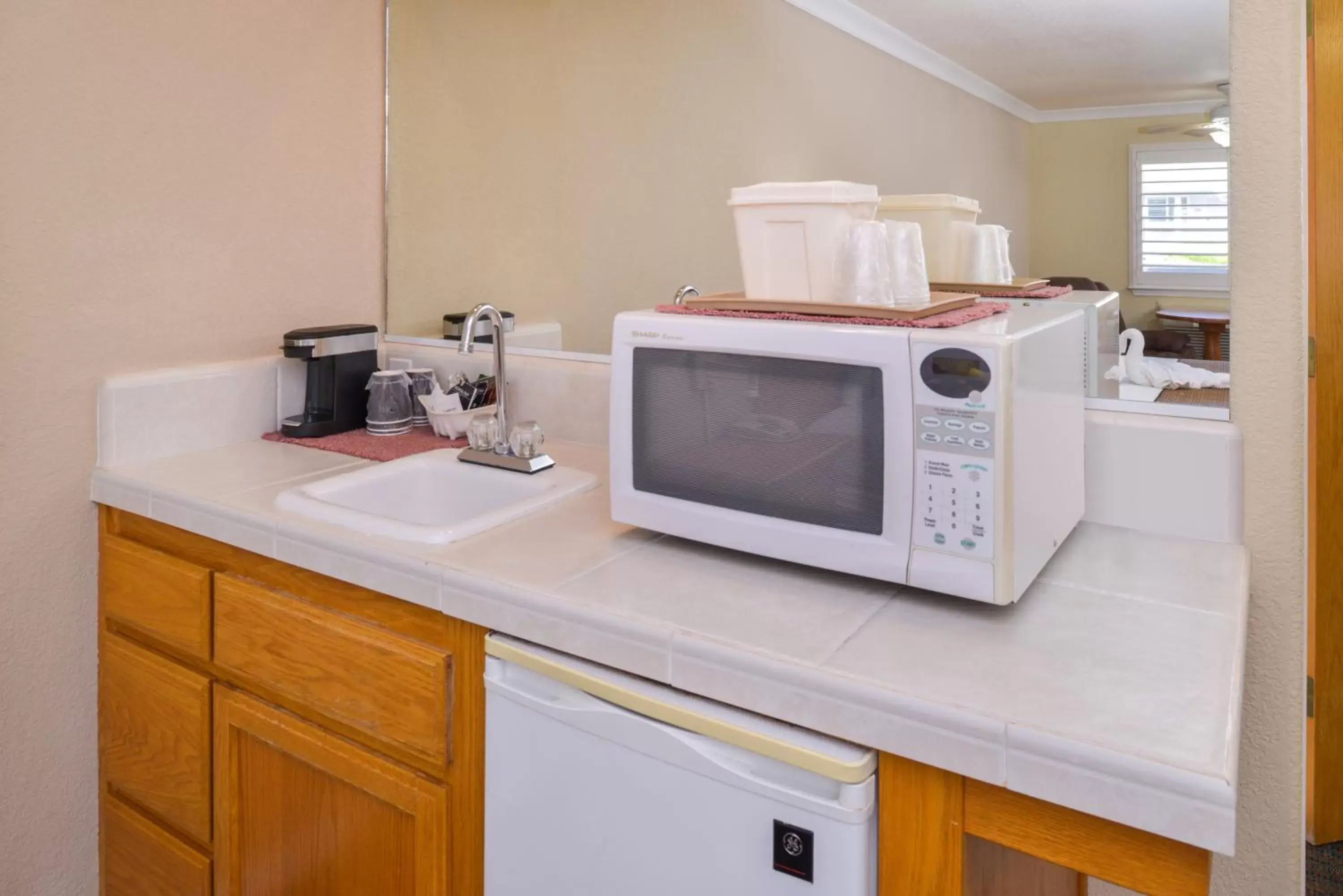 Kitchen/Kitchenette in Cayucos Beach Inn