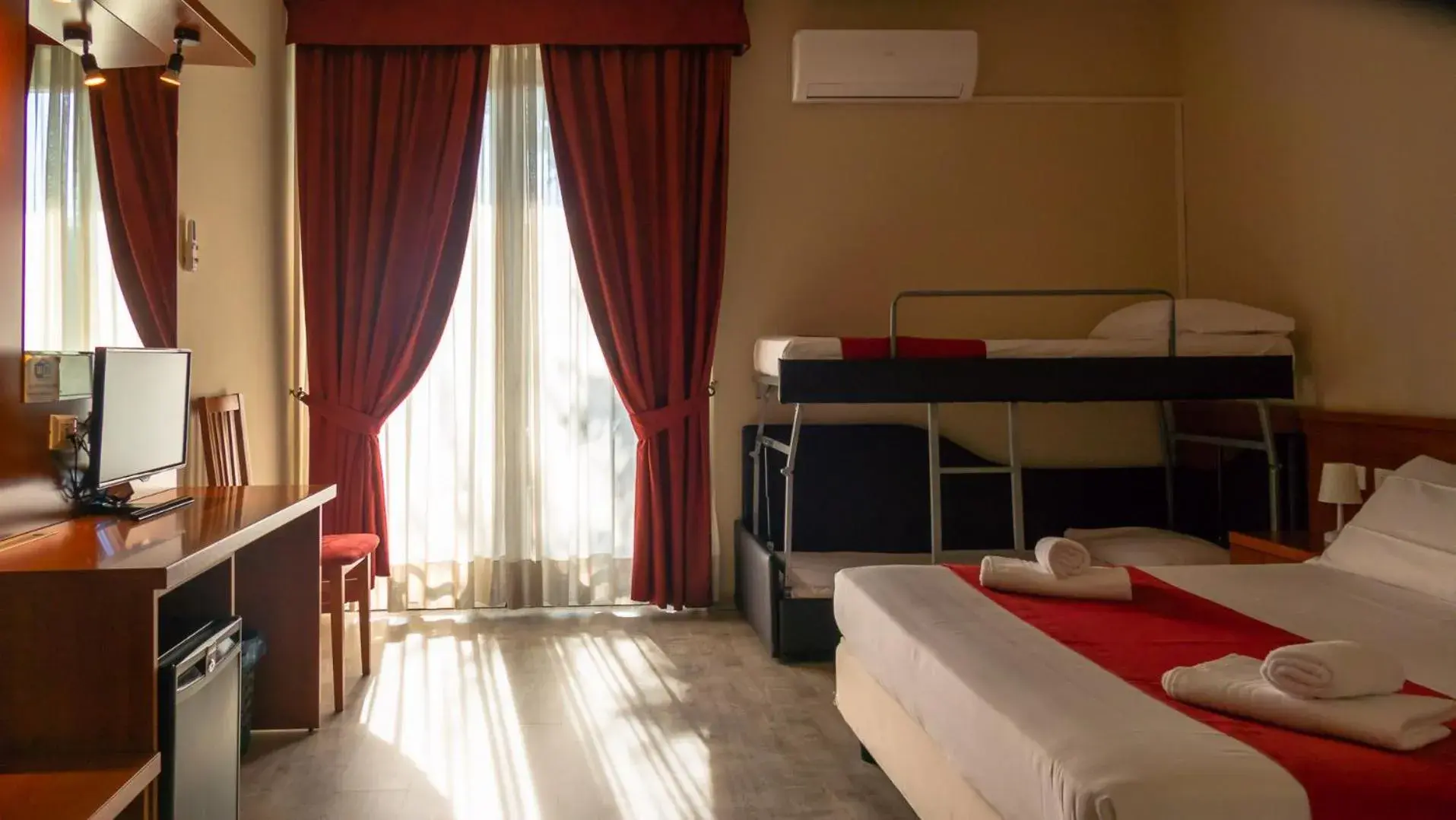 Bedroom, Bunk Bed in Hotel Venezia Park