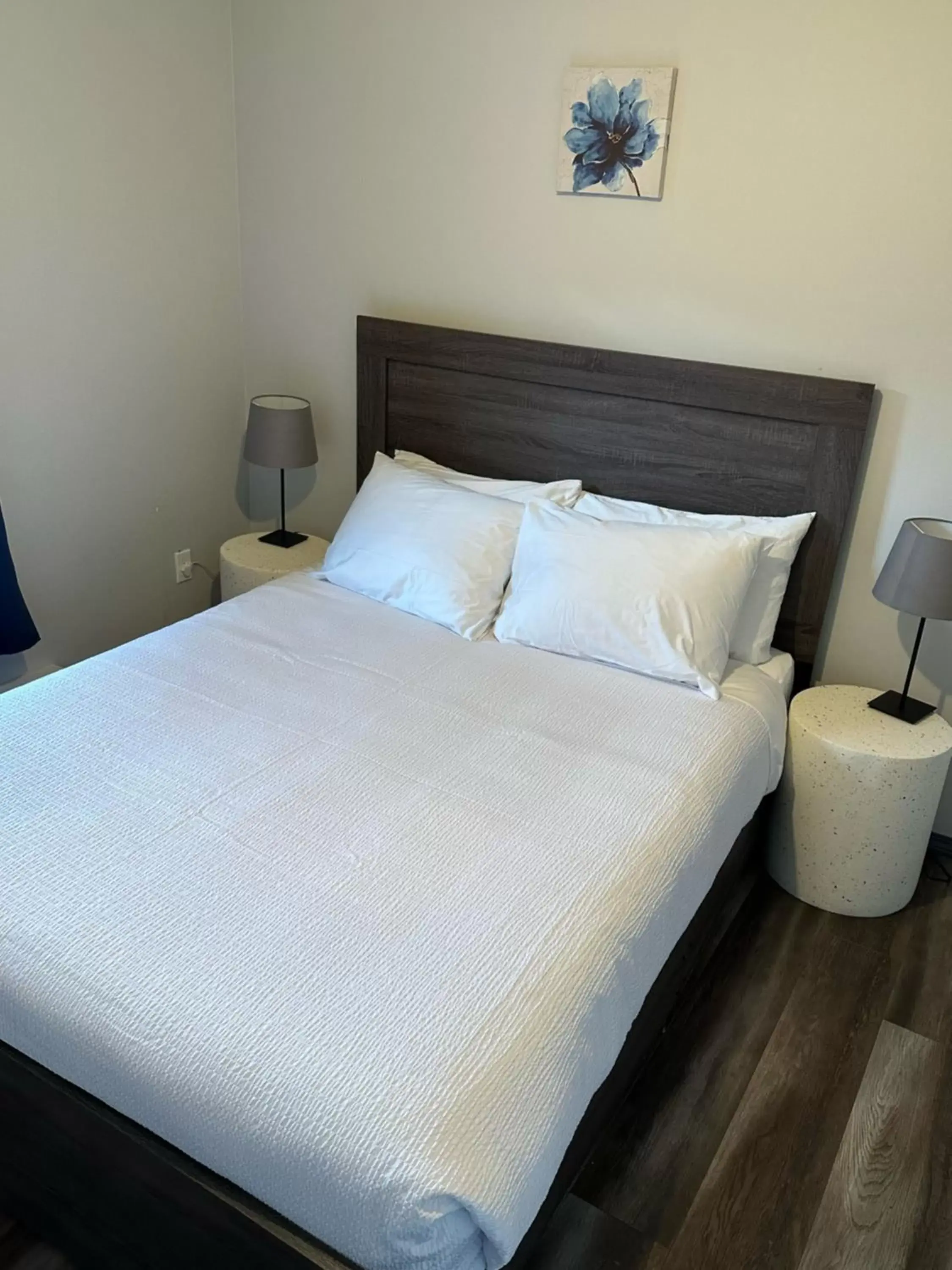Bedroom, Bed in Lakeside Villa Inn & Suites