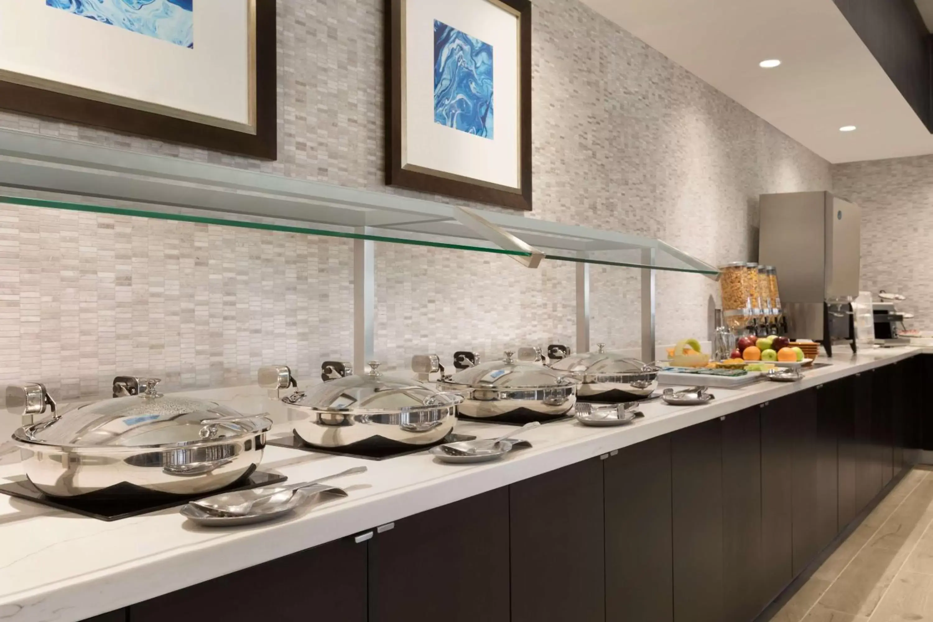 Dining area in Embassy Suites By Hilton Toronto Airport