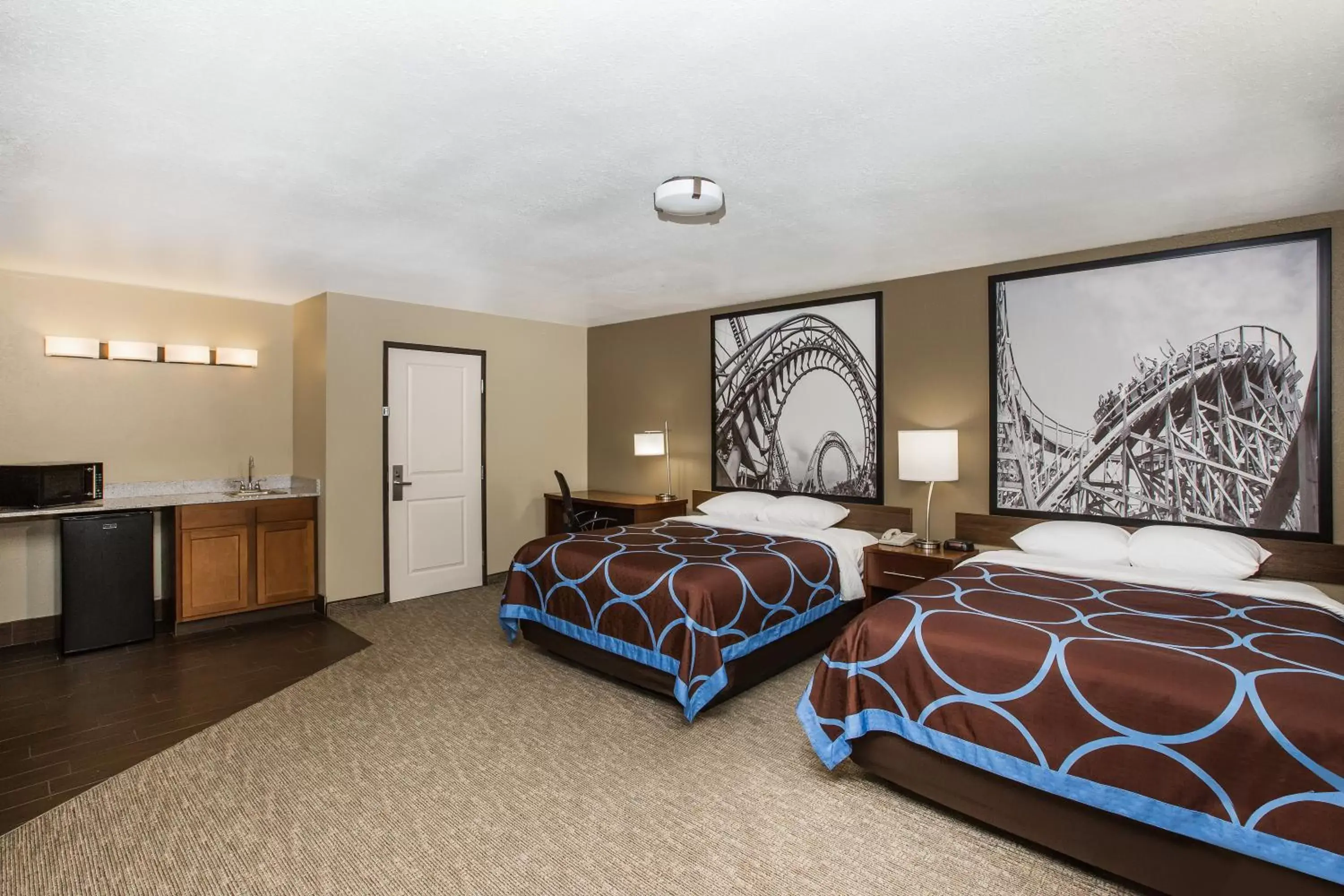 Photo of the whole room, Bed in Super 8 by Wyndham Altoona