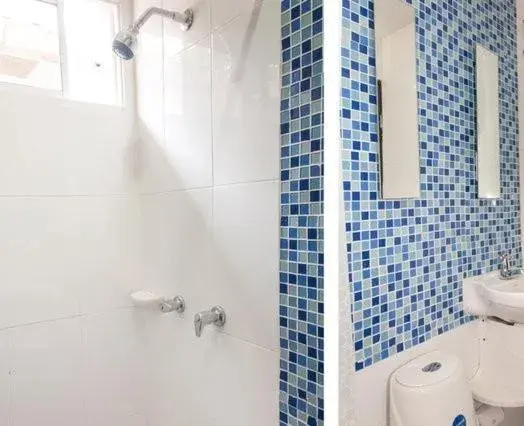 Shower, Bathroom in Hotel Golden House