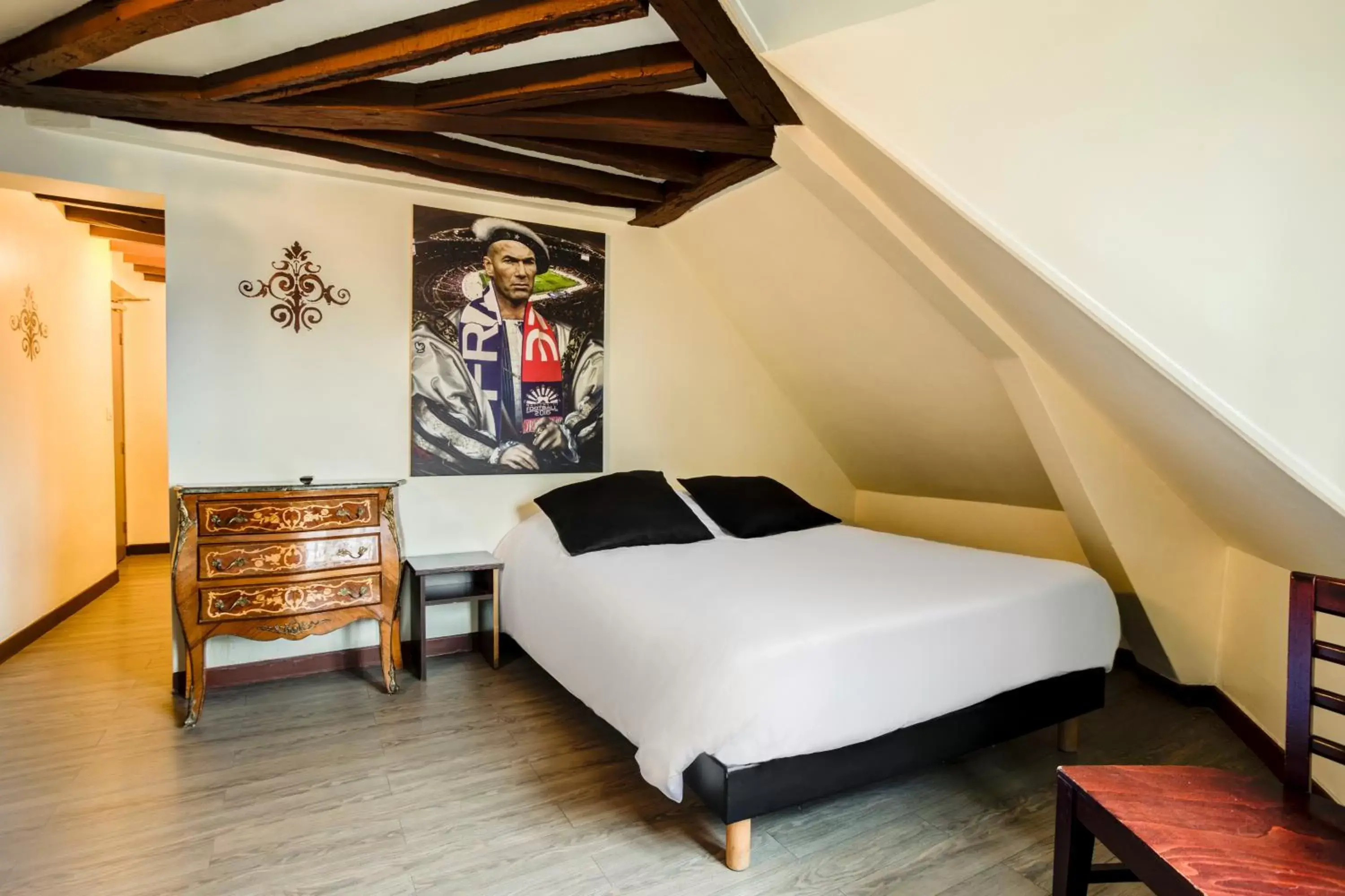 Bed in Absolute Hotel Paris République