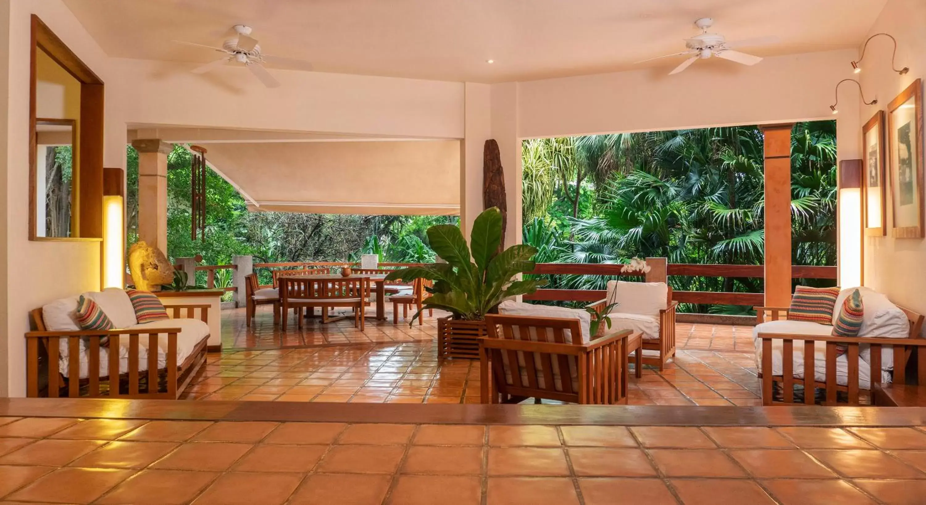 Lobby or reception, Restaurant/Places to Eat in Capitán Suizo Beachfront Boutique Hotel