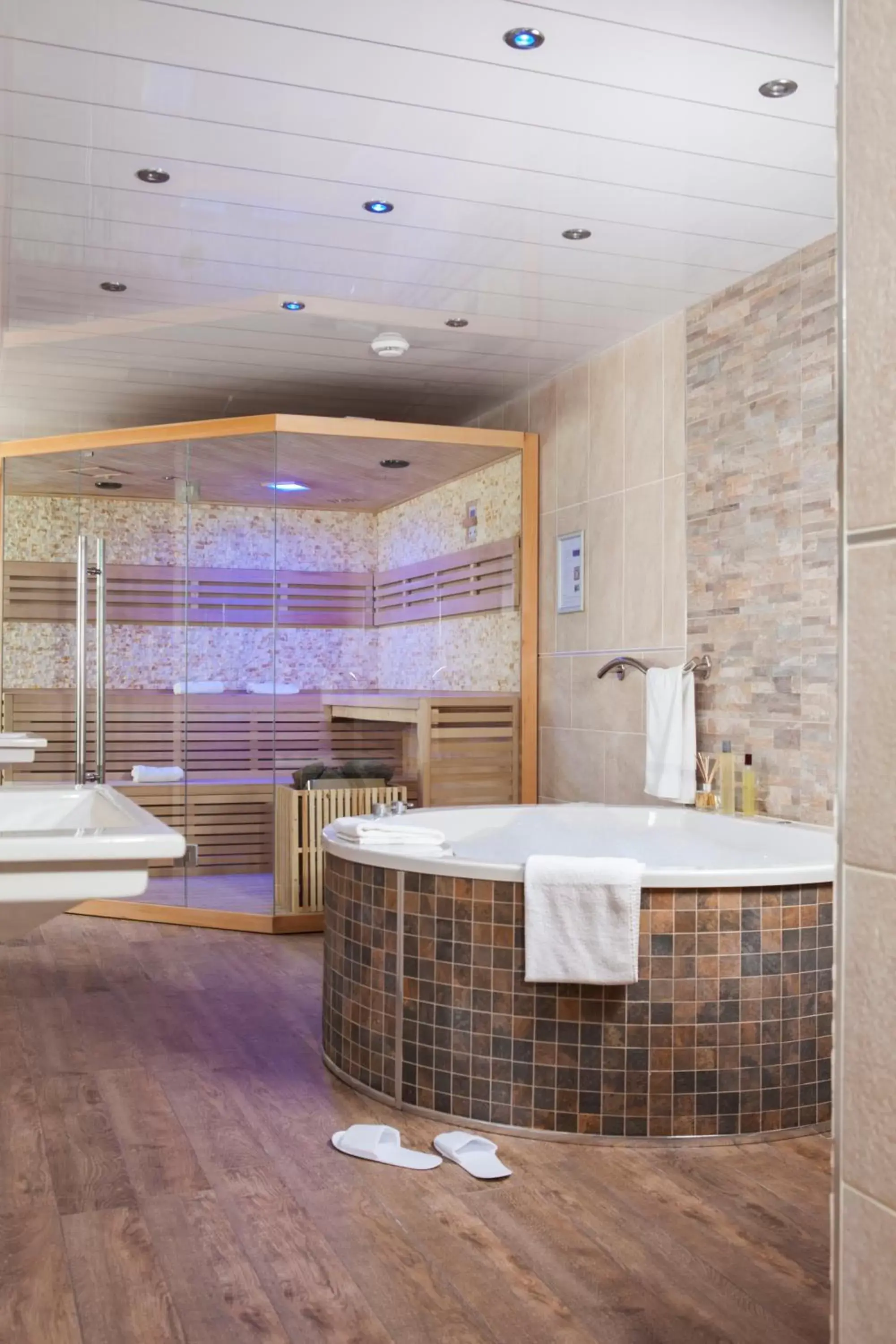 Sauna, Bathroom in B/W Premier Doncaster Mount Pleasant Hotel