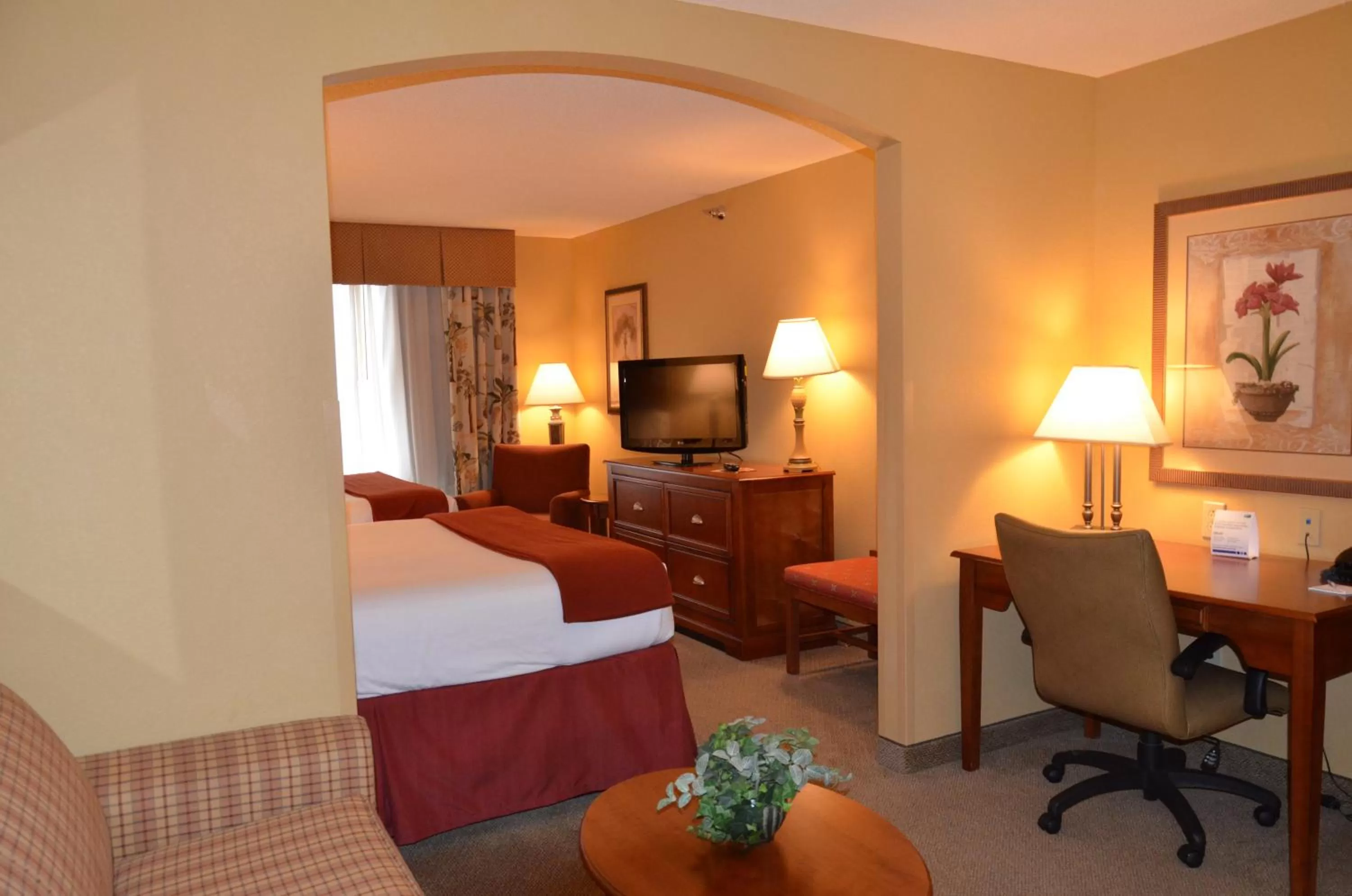 Bedroom, Bed in Holiday Inn Express & Suites Bloomington by IHG