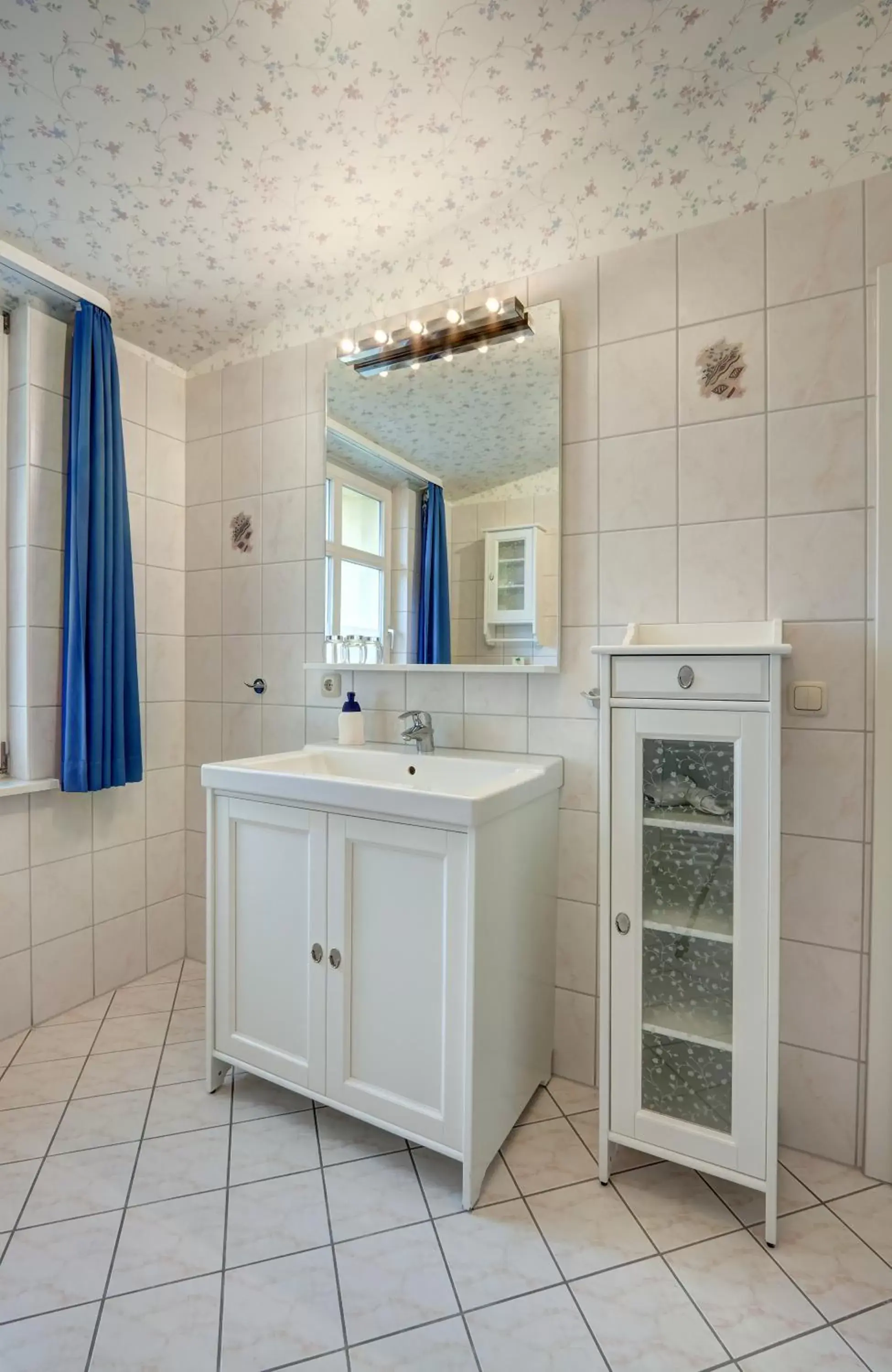 Photo of the whole room, Bathroom in Hotel Villa Seeschlößchen