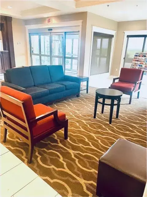 Property building, Seating Area in Comfort Inn Hebron-Lowell Area