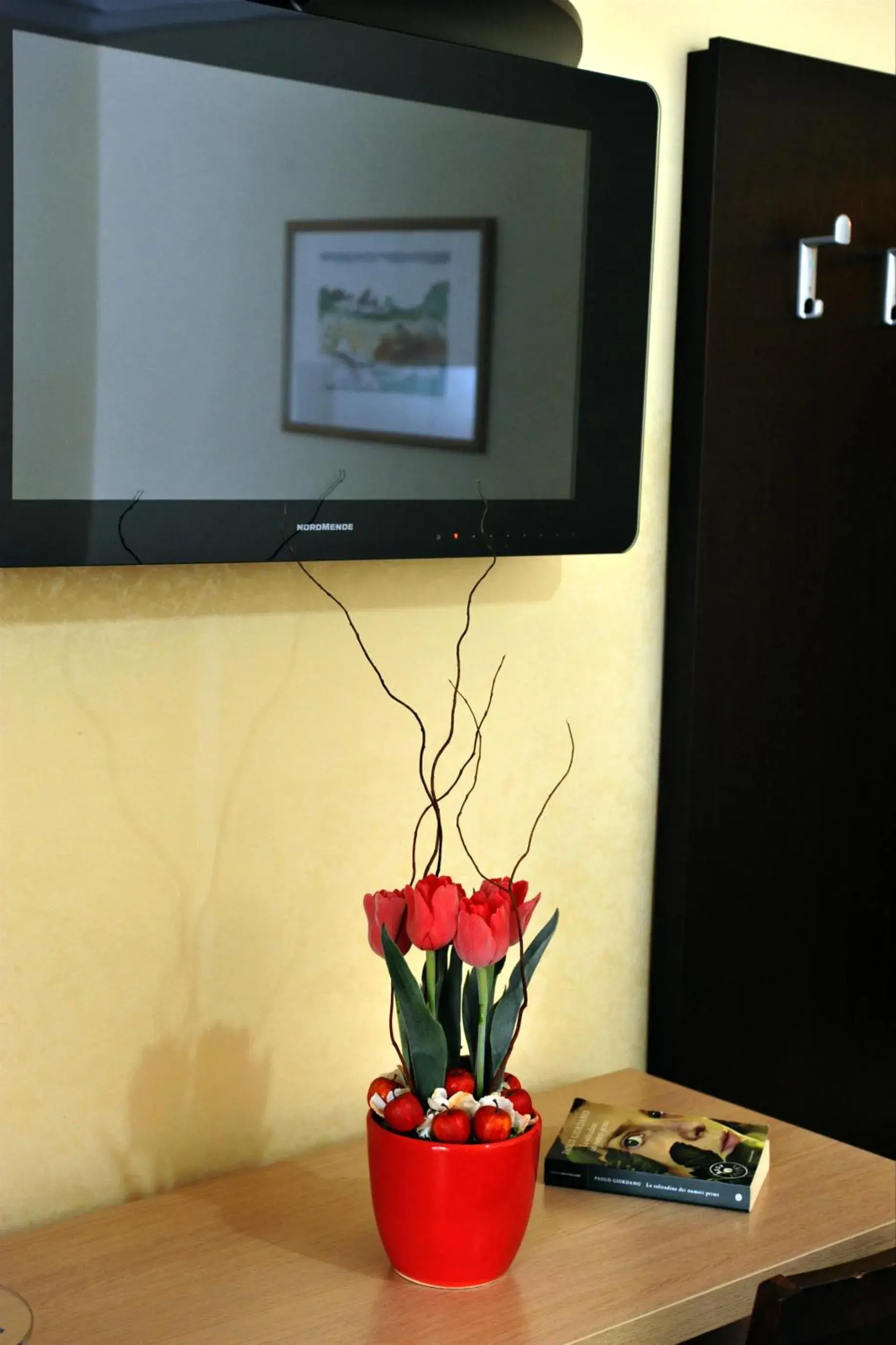 TV and multimedia, TV/Entertainment Center in Hotel Gabbiano