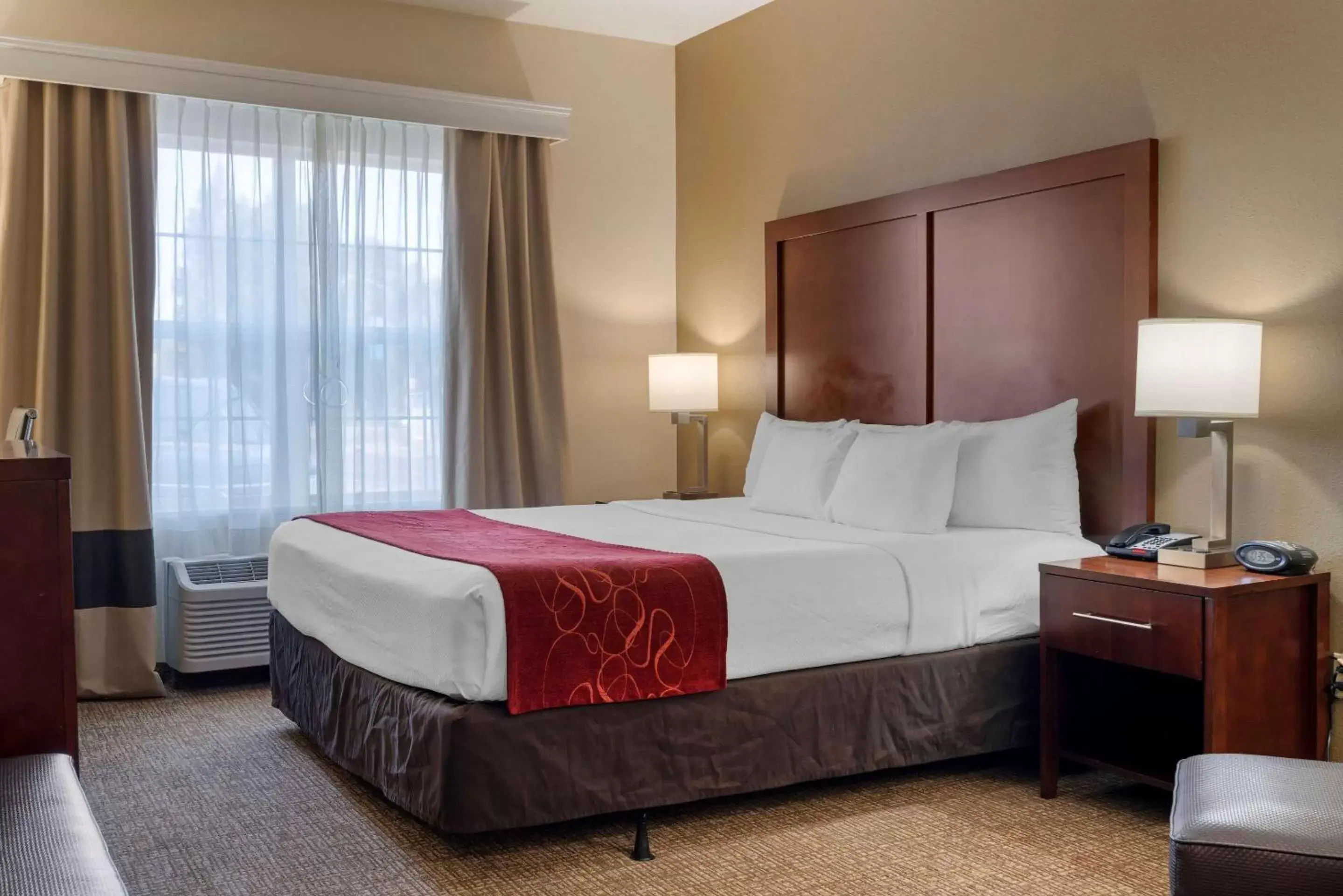 Photo of the whole room, Bed in Comfort Suites Downtown Sacramento