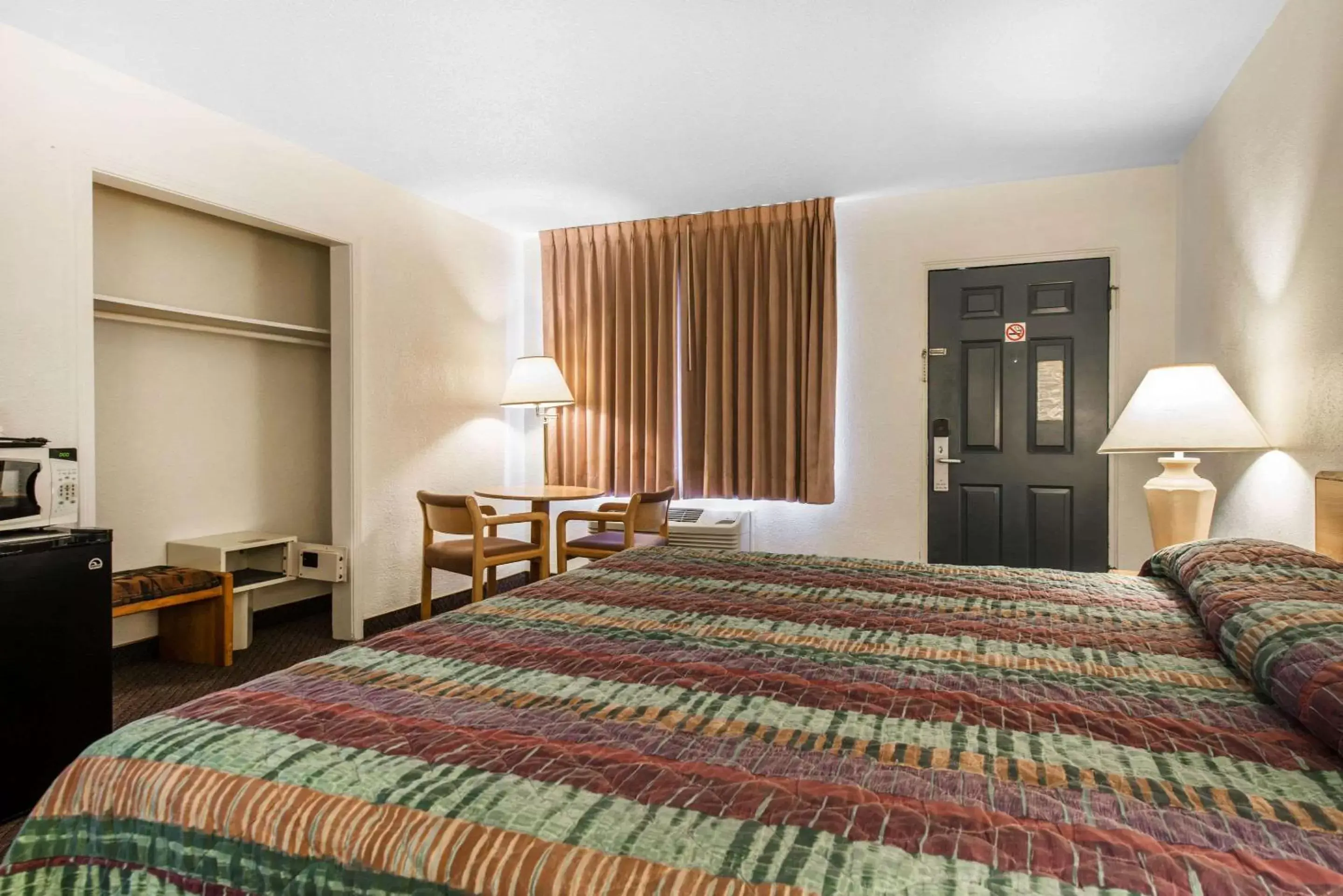 Photo of the whole room, Bed in Rodeway Inn & Suites Colorado Springs