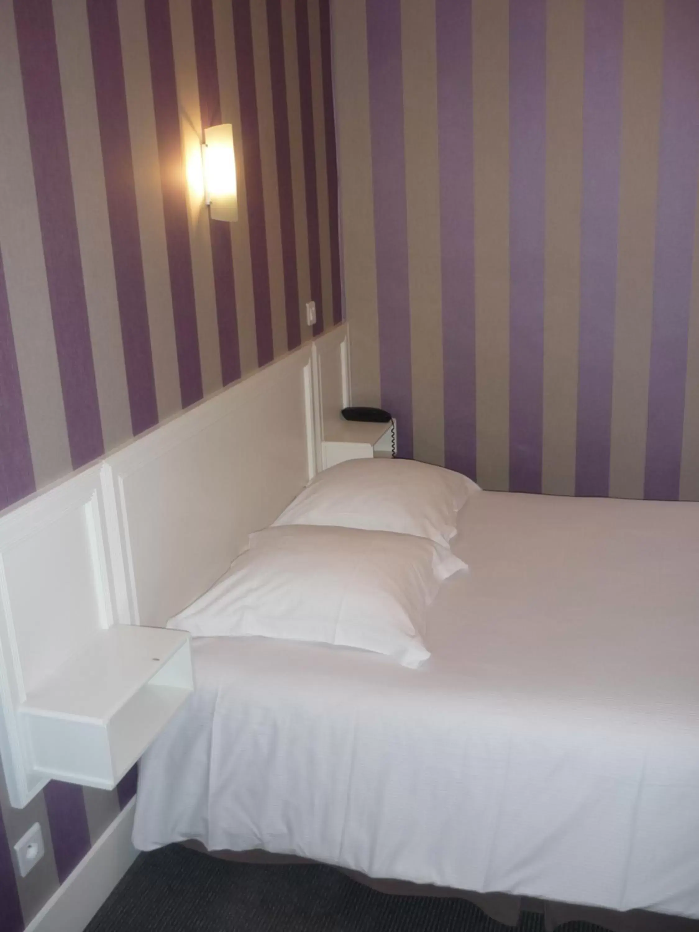 Photo of the whole room, Bed in The Originals Boutique, Hôtel Terminus, Bourg-en-Bresse Gare (Qualys-Hotel)