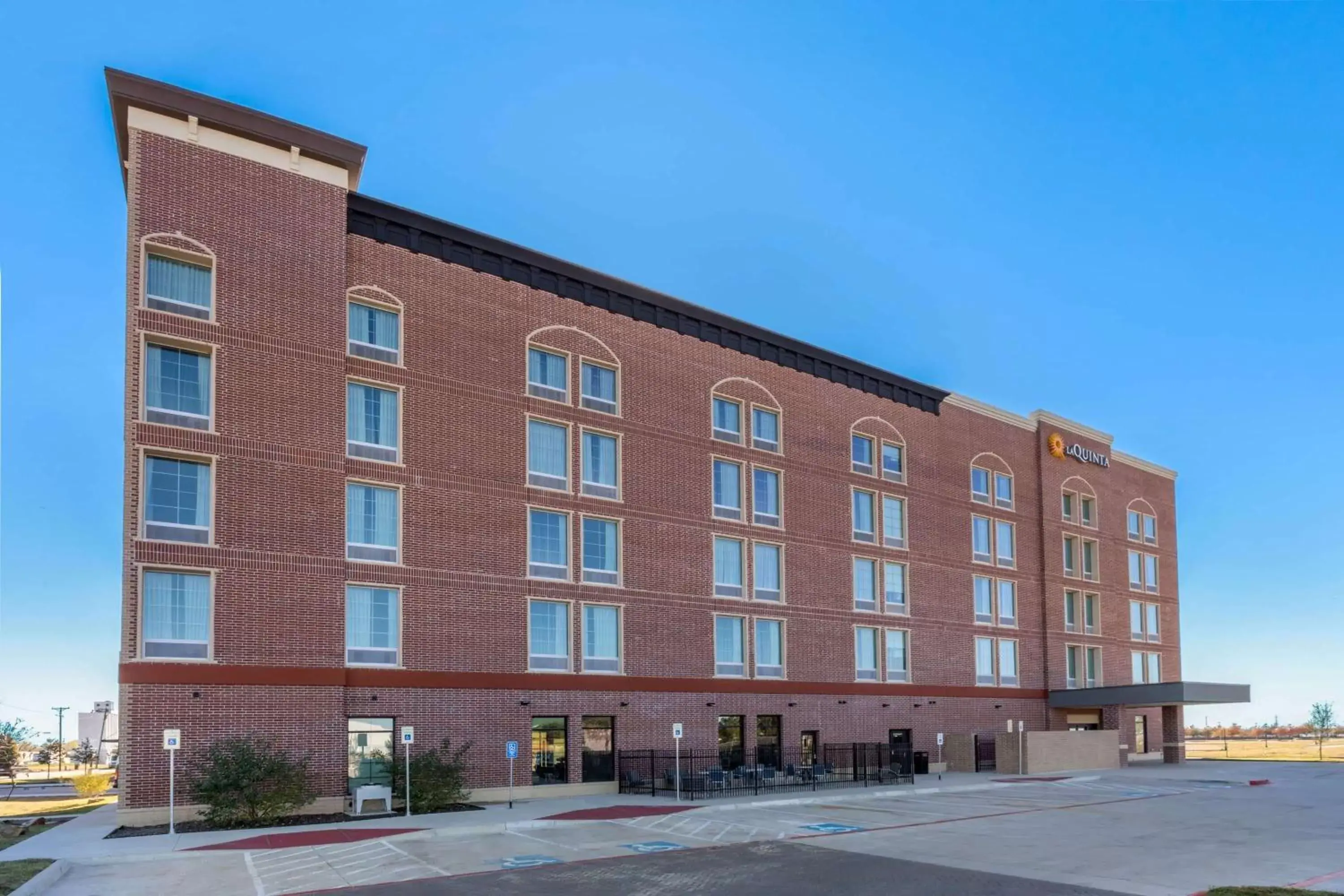 Property Building in La Quinta Inn & Suites by Wyndham Frisco