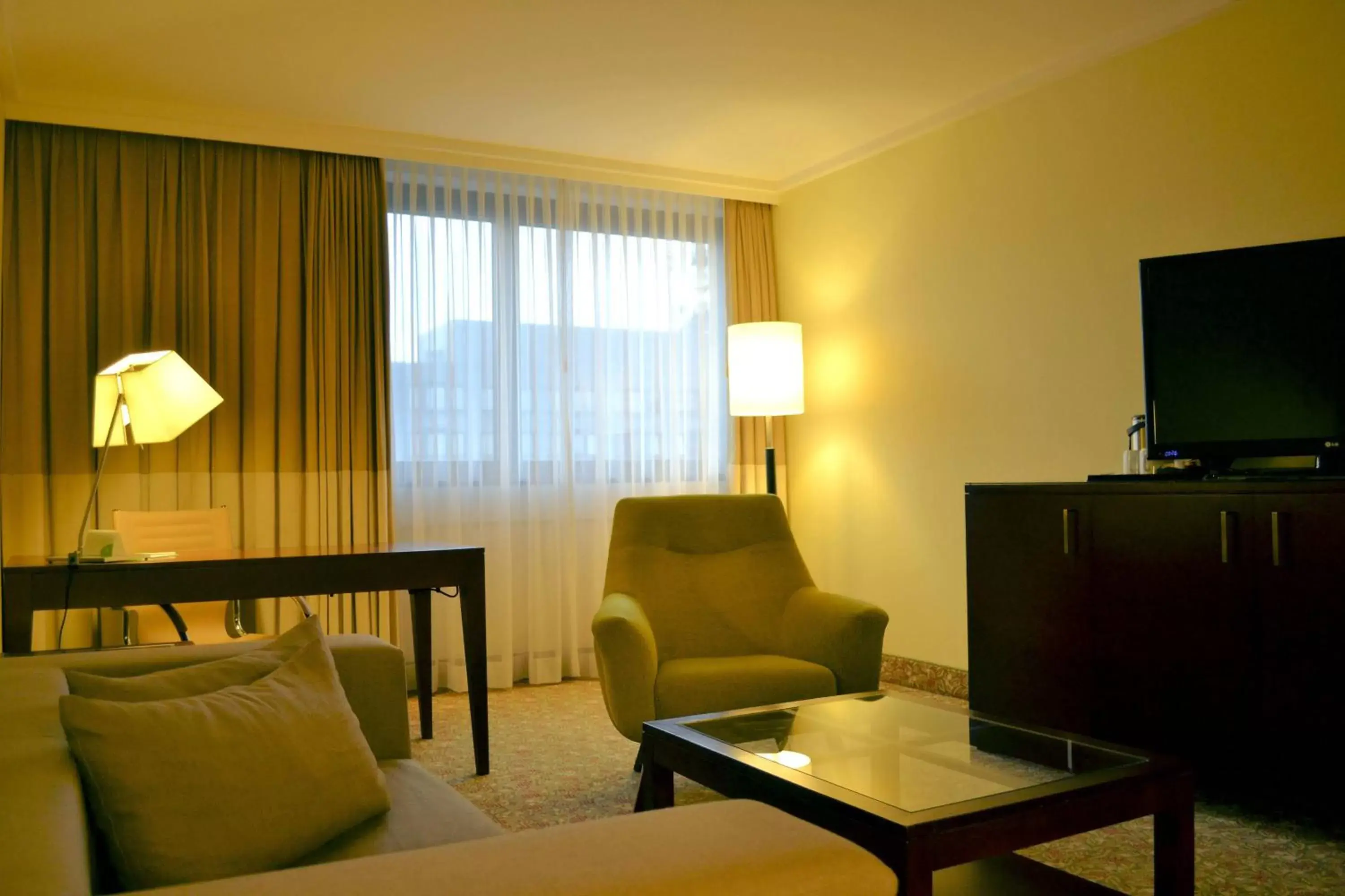 Photo of the whole room, Seating Area in Courtyard by Marriott Düsseldorf Seestern