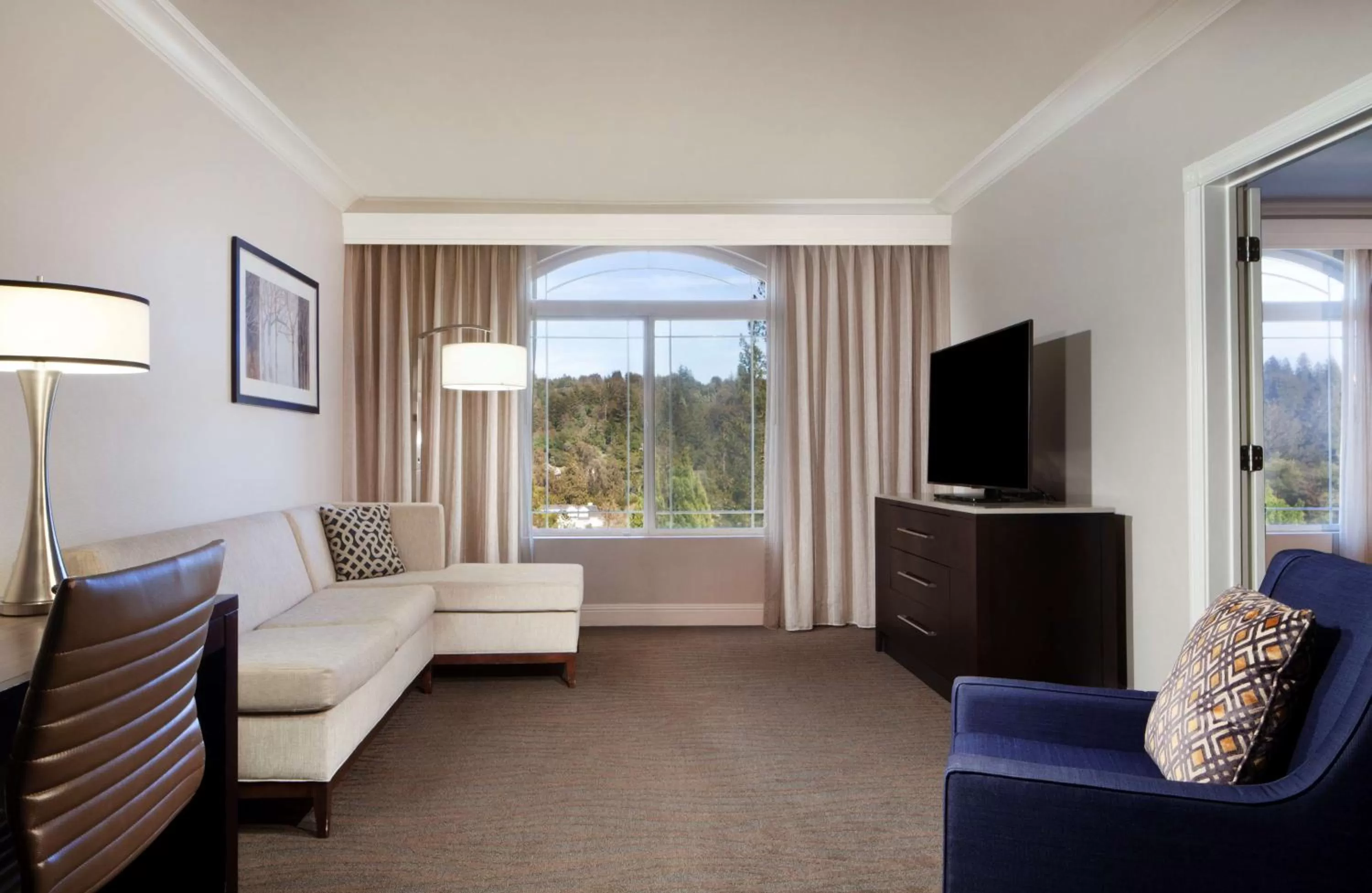 Living room in Hilton Santa Cruz Scotts Valley