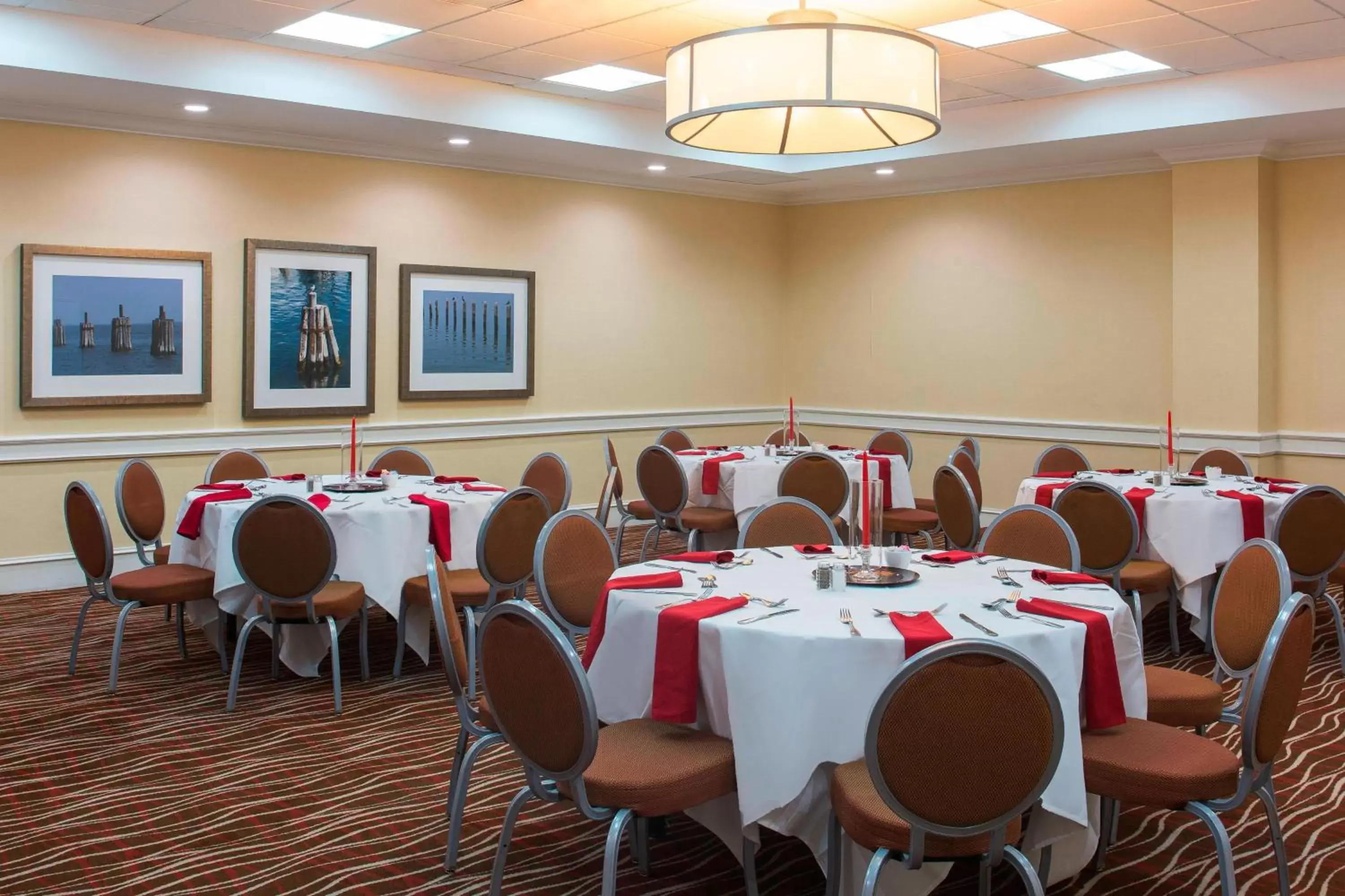 Meeting/conference room, Restaurant/Places to Eat in Four Points by Sheraton Suites Tampa Airport Westshore