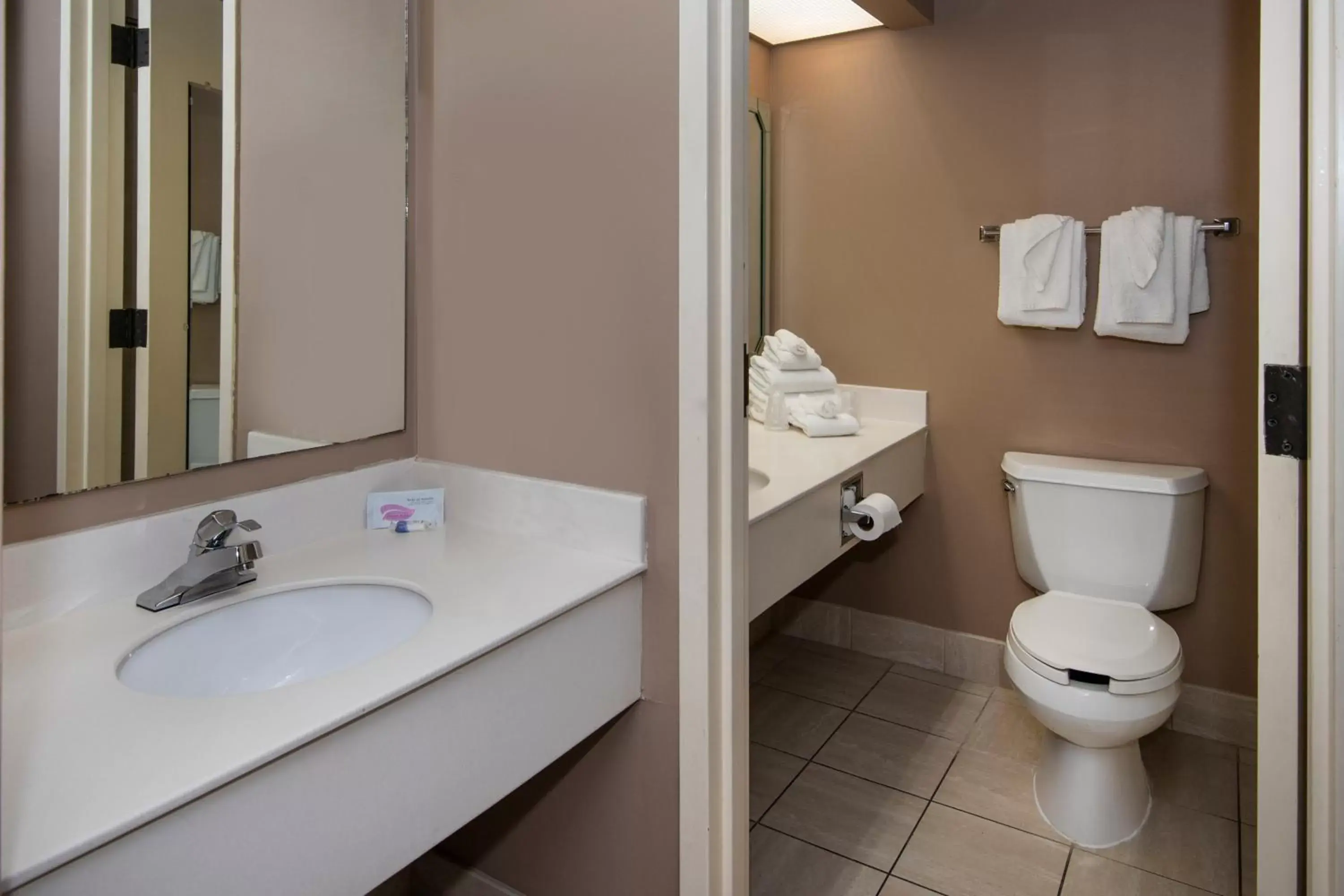 Bathroom in Guest Inn & Suites - Midtown Medical Center