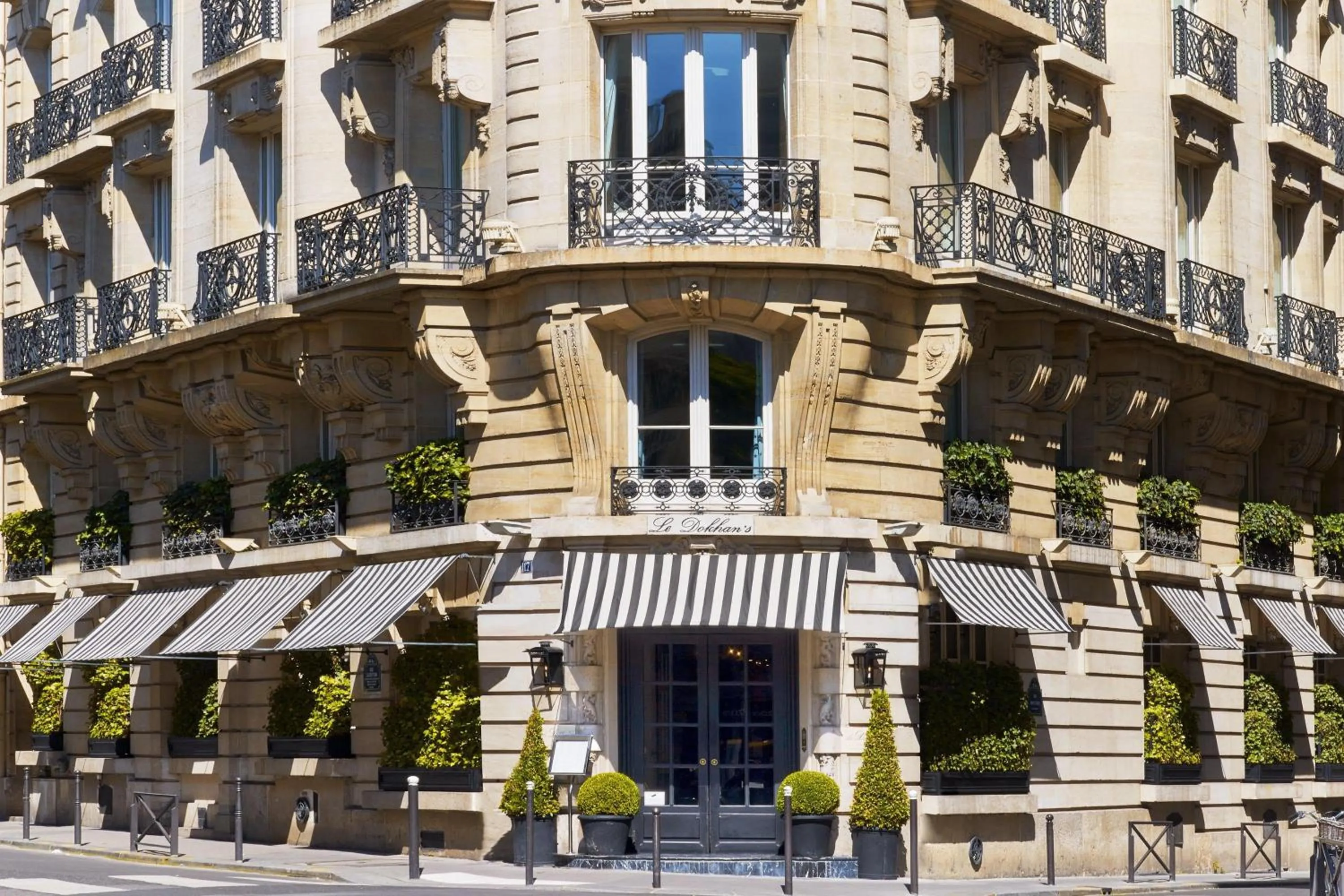 Property building in Le Dokhan's Paris Arc de Triomphe, a Tribute Portfolio Hotel