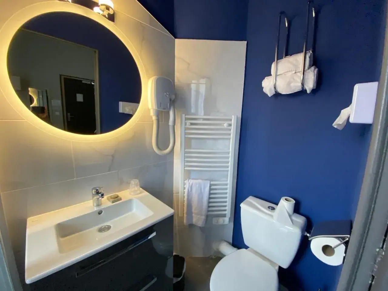 Toilet, Bathroom in Hotel Majestic