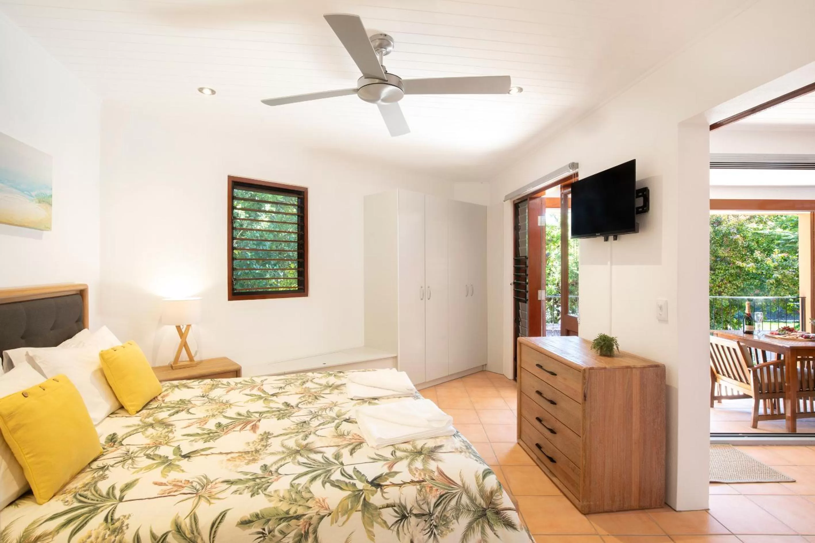 Bedroom, Bed in L'Auberge Noosa