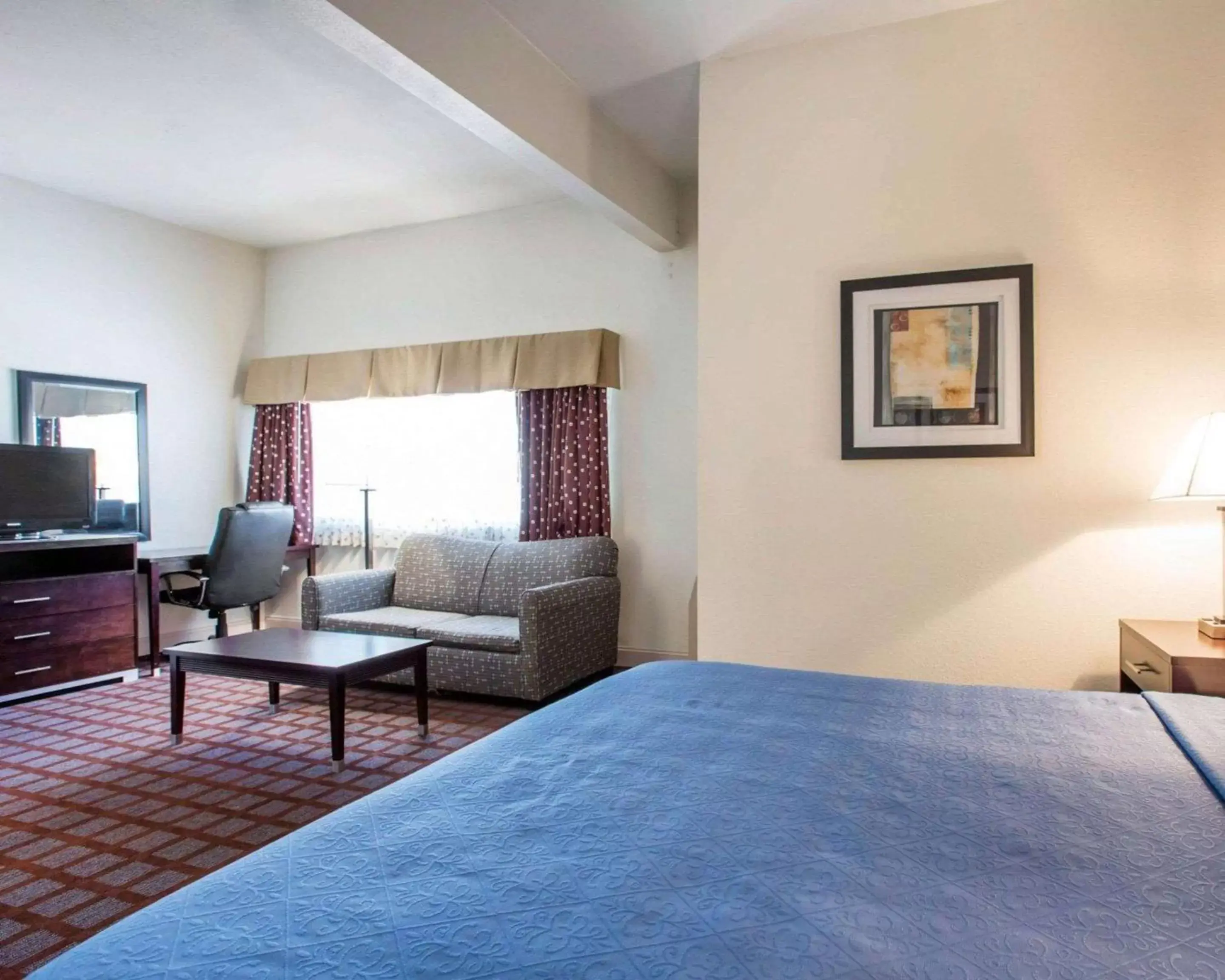 Photo of the whole room, Bed in Quality Inn near Mammoth Mountain Ski Resort