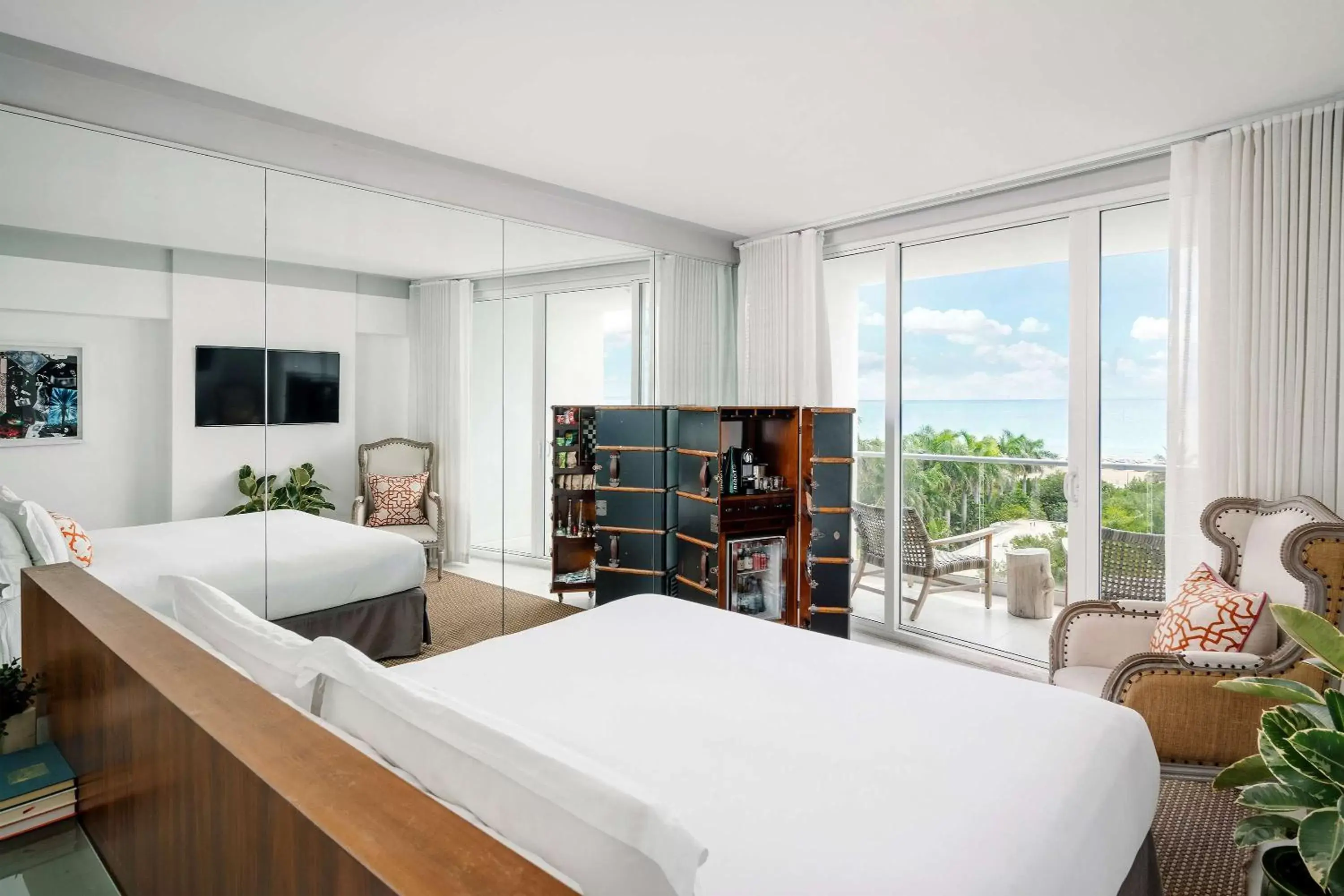 Bedroom, Bed in Nautilus Sonesta Miami Beach