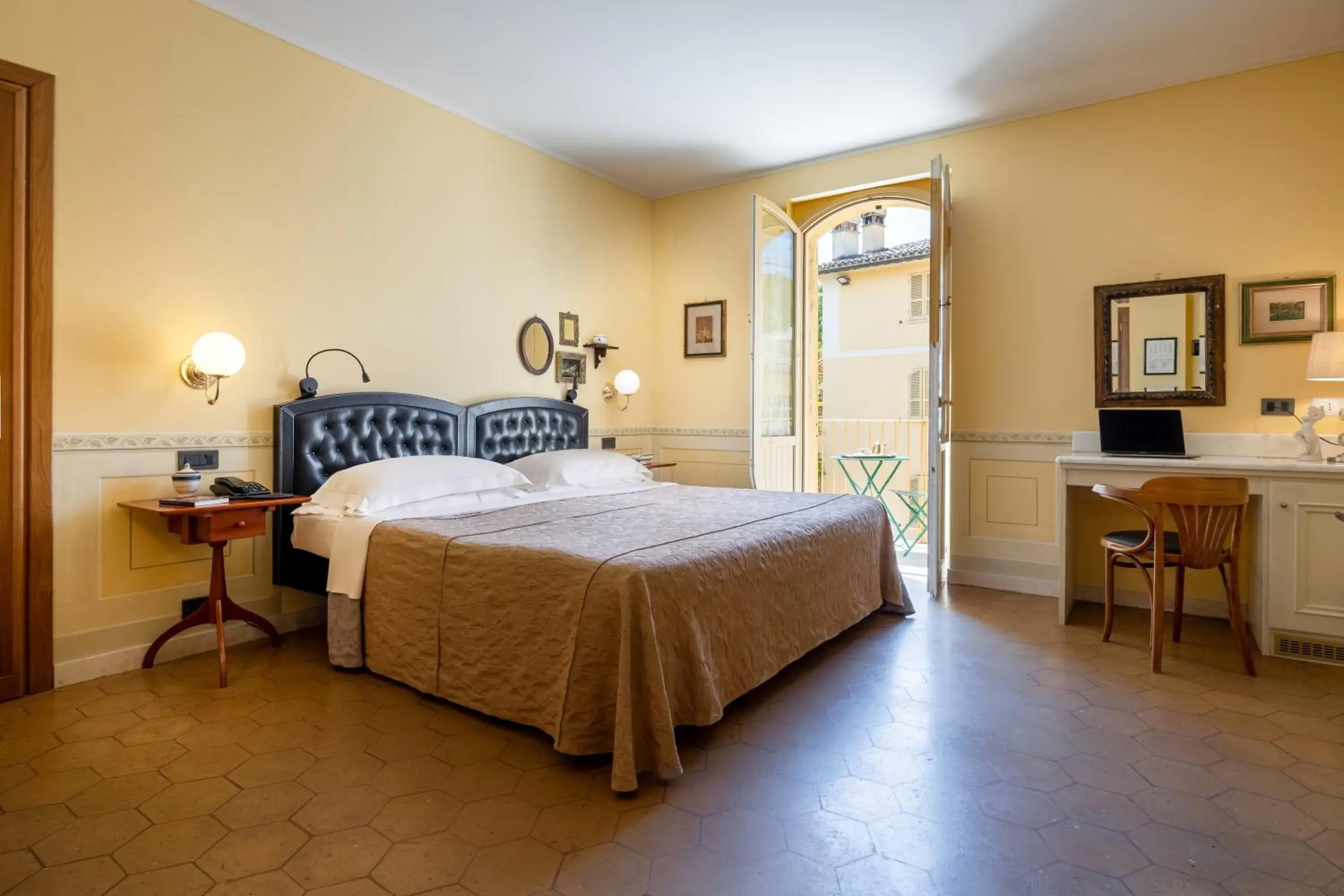 Bed in Hotel San Luca