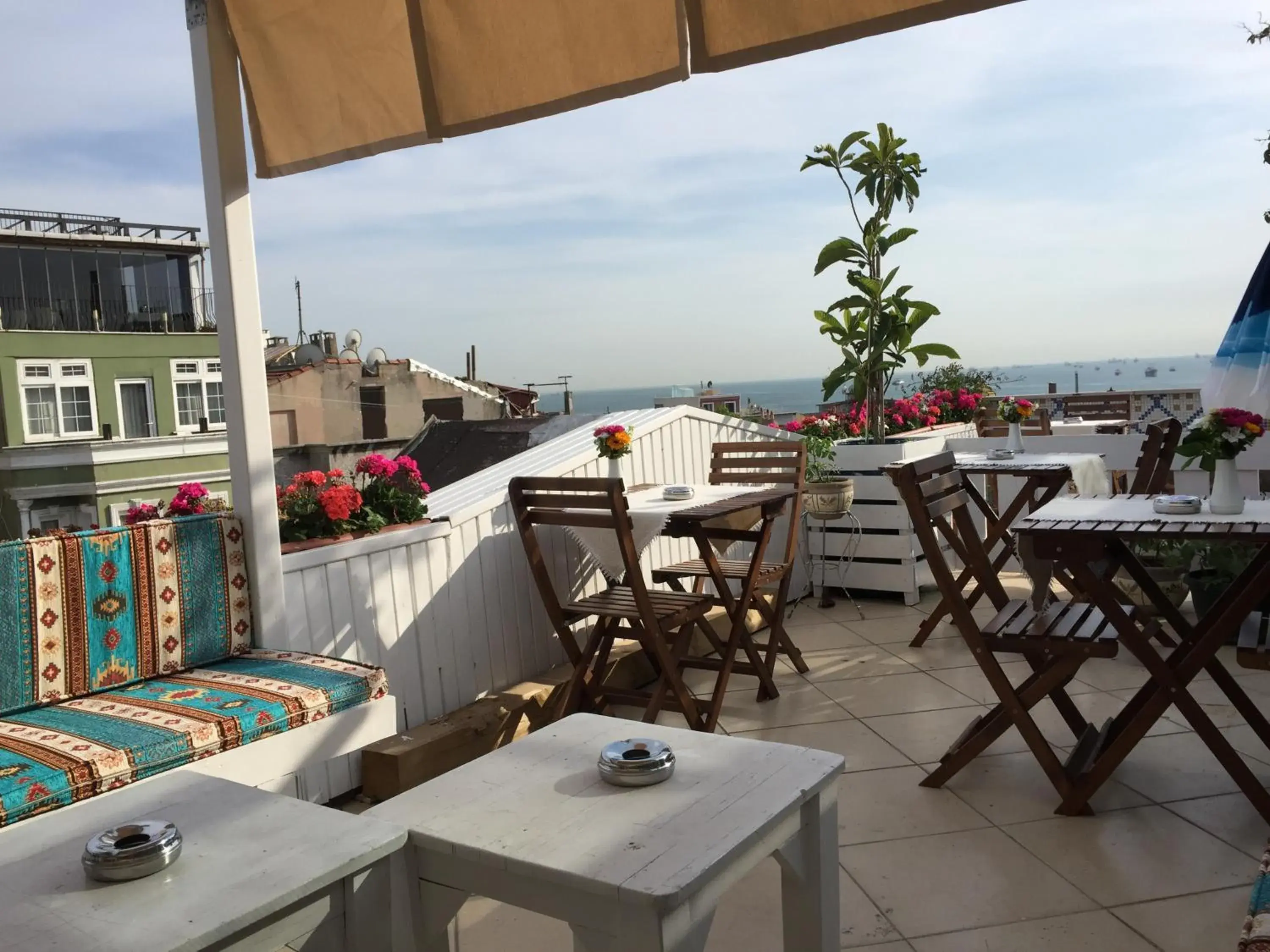 Balcony/Terrace, Restaurant/Places to Eat in Istanbul Holiday Hotel