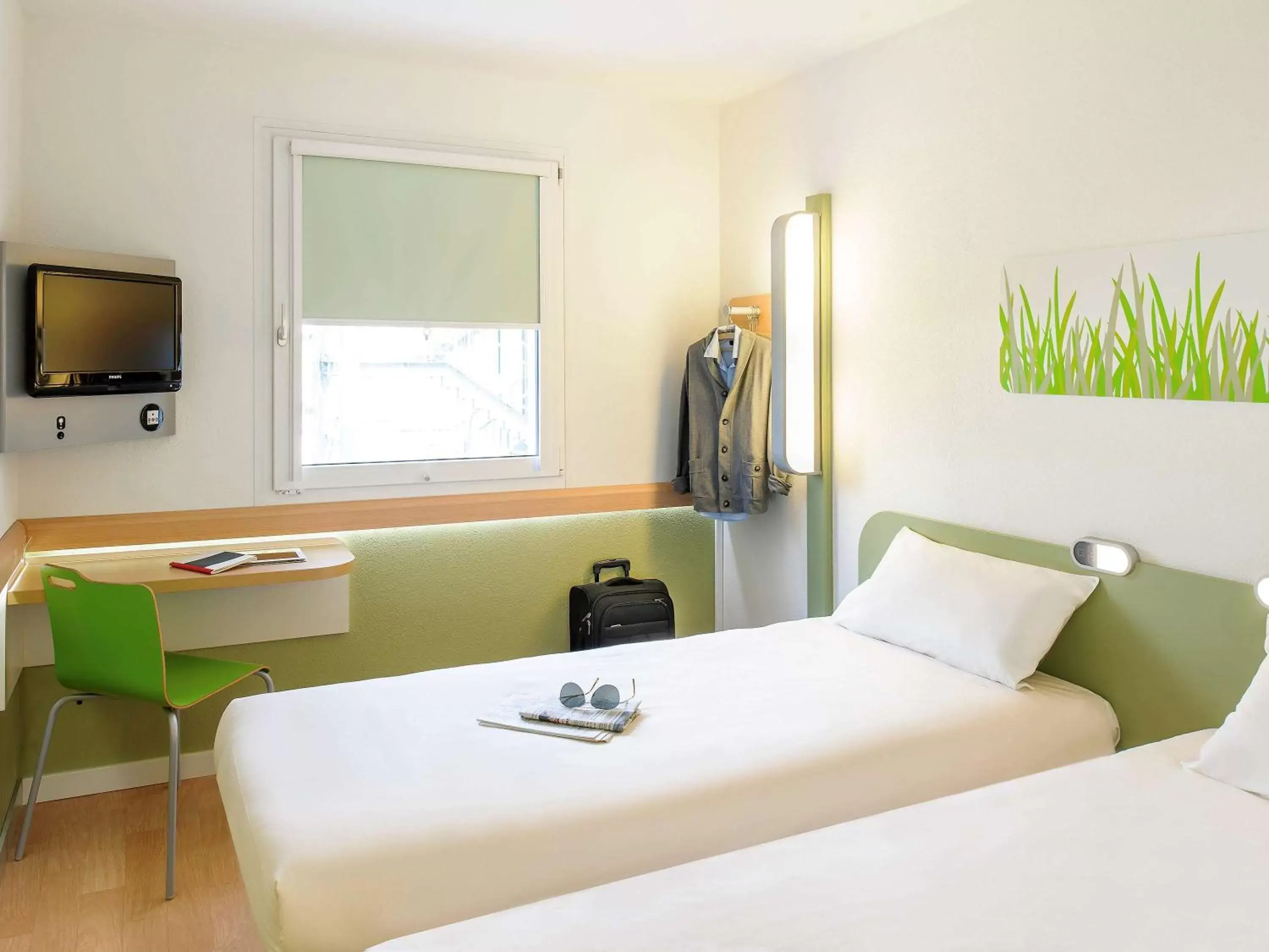 Photo of the whole room, Bed in ibis Budget Caen Centre Gare