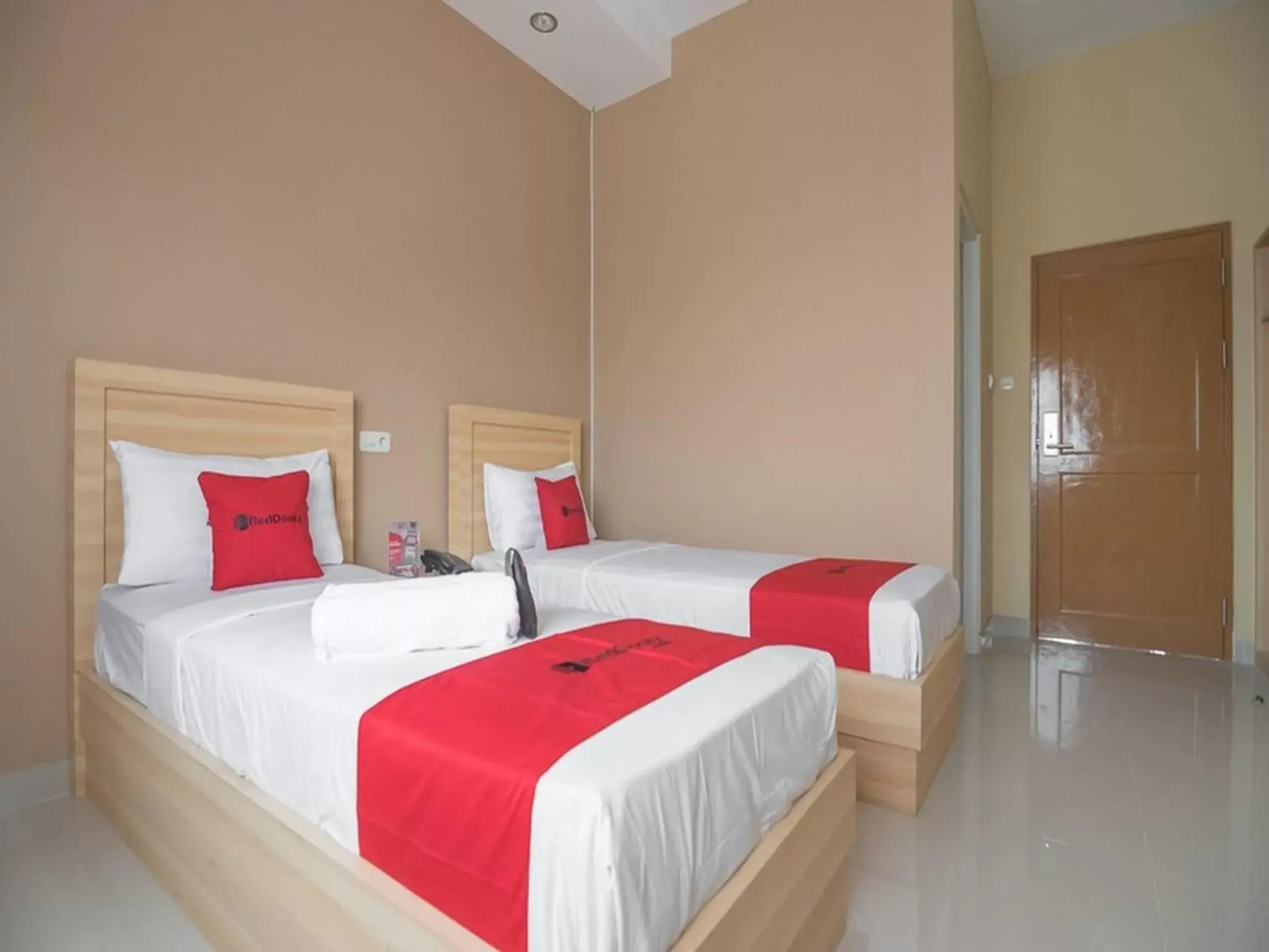 Bedroom, Bed in RedDoorz near Islamic Center Samarinda Bedroom, Bed in RedDoorz near Islamic Center Samarinda